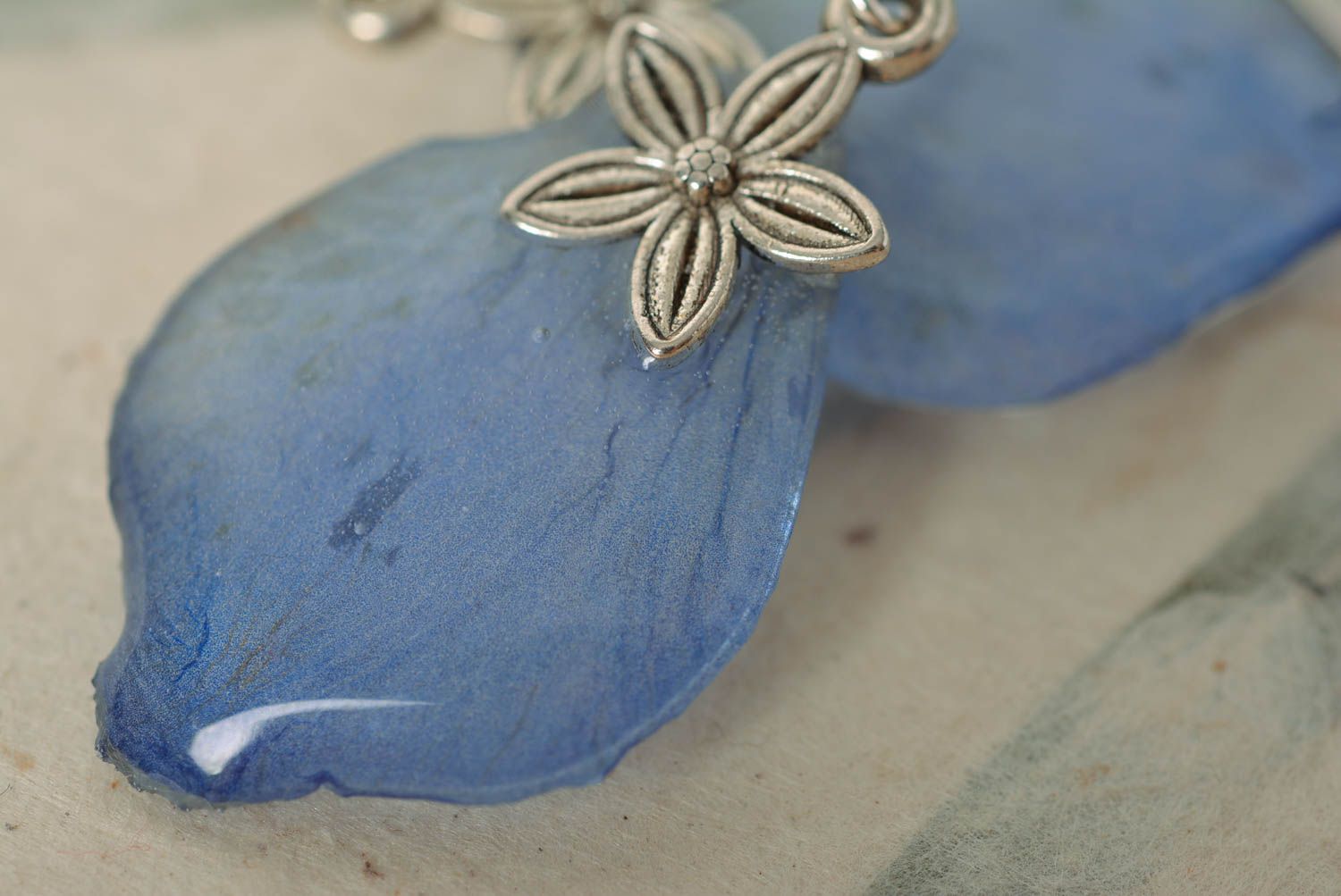 Elegante blaue Ohrringe mit Blumen im Epoxidharz Designer Accessoire handgemacht foto 3