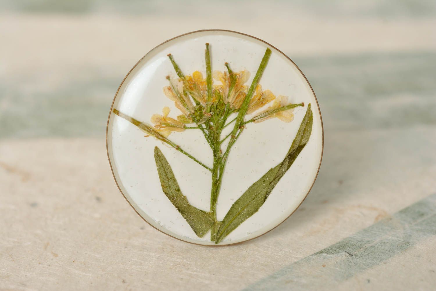 Кольцо с сухоцветами в эпоксидной смоле круглое летнее красивое ручной работы фото 2