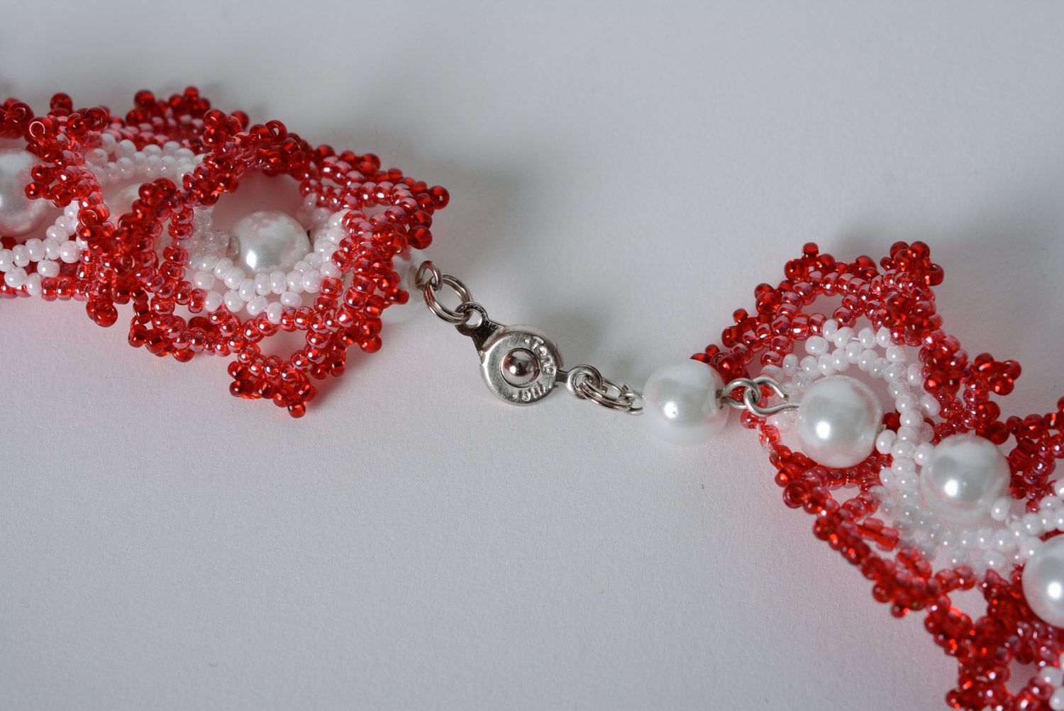 Beau collier en perles de rocaille rouge et blanc fait main bijou festif photo 5