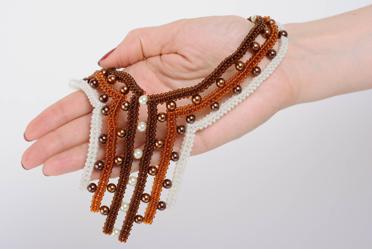 Joli collier en perles de rocaille original marron fait main de soirée photo 4