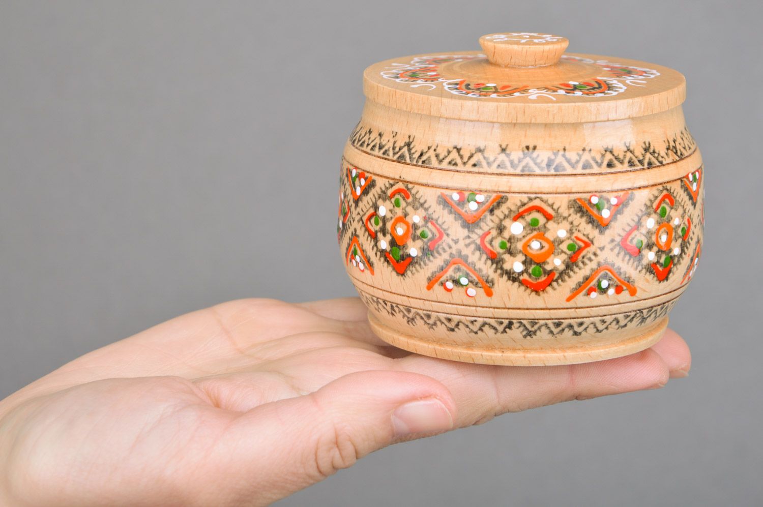 Originelle kleine handmade runde Schmuckschatulle aus Holz im ethnischen Stil  foto 3