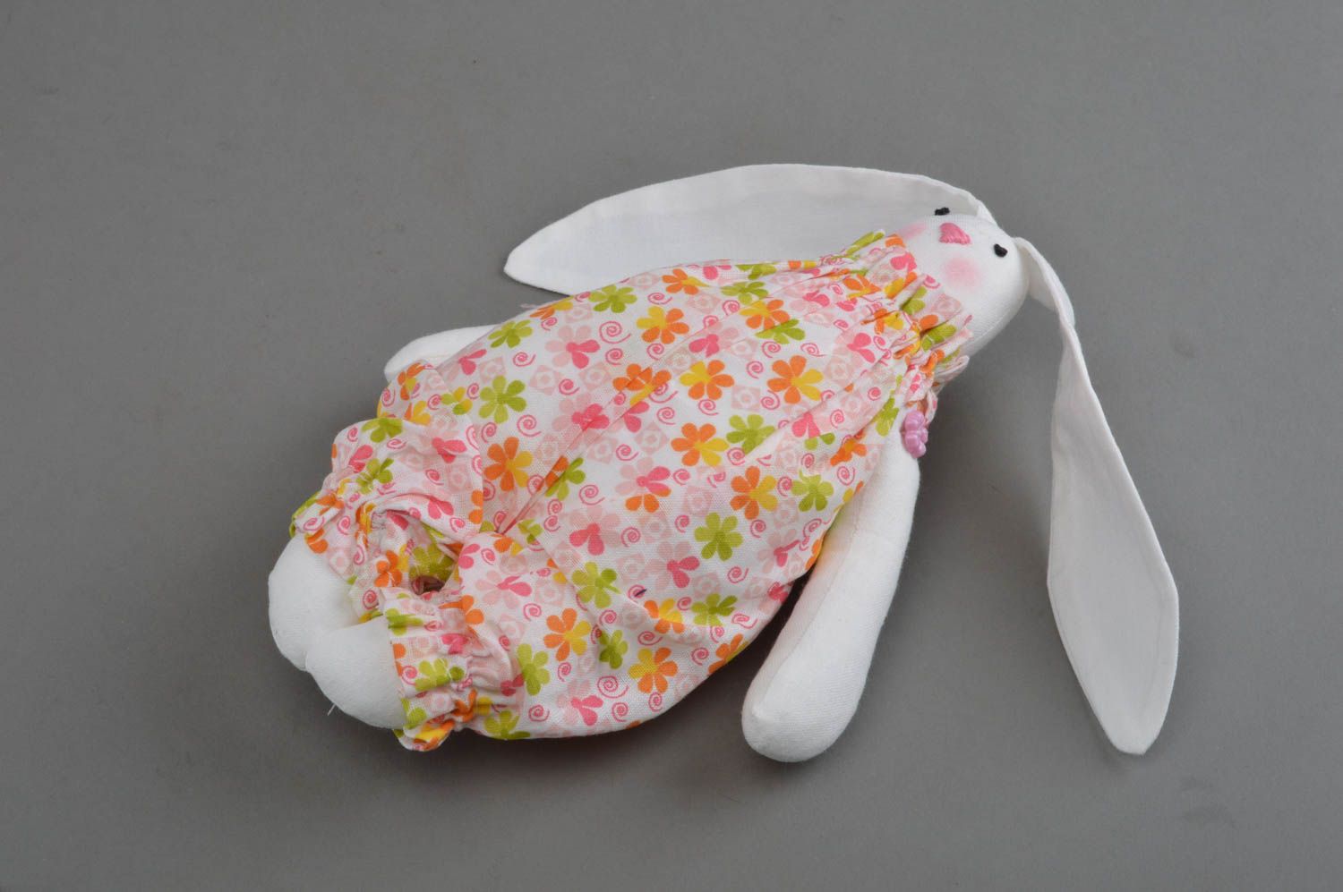 Милая красивая текстильная игрушка заяц с длинными ушами для детей и декора фото 5