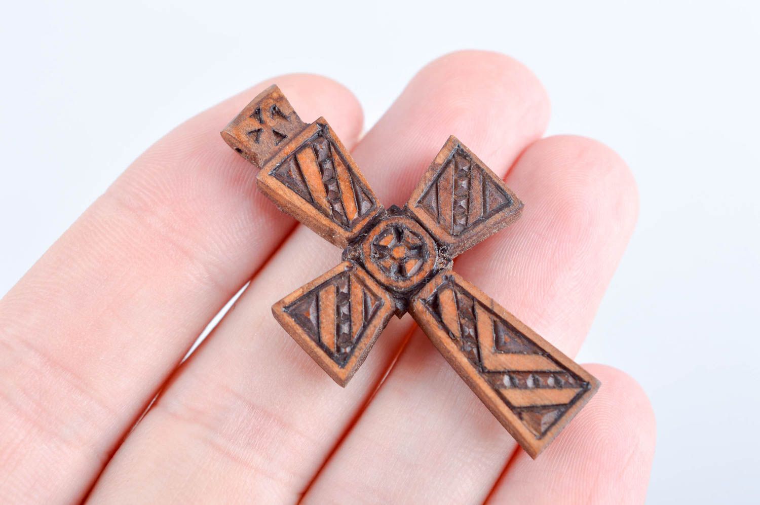 Handmade Kreuz Anhänger braun Designer Schmuck Kreuz aus Holz mit Schnitzerei foto 5