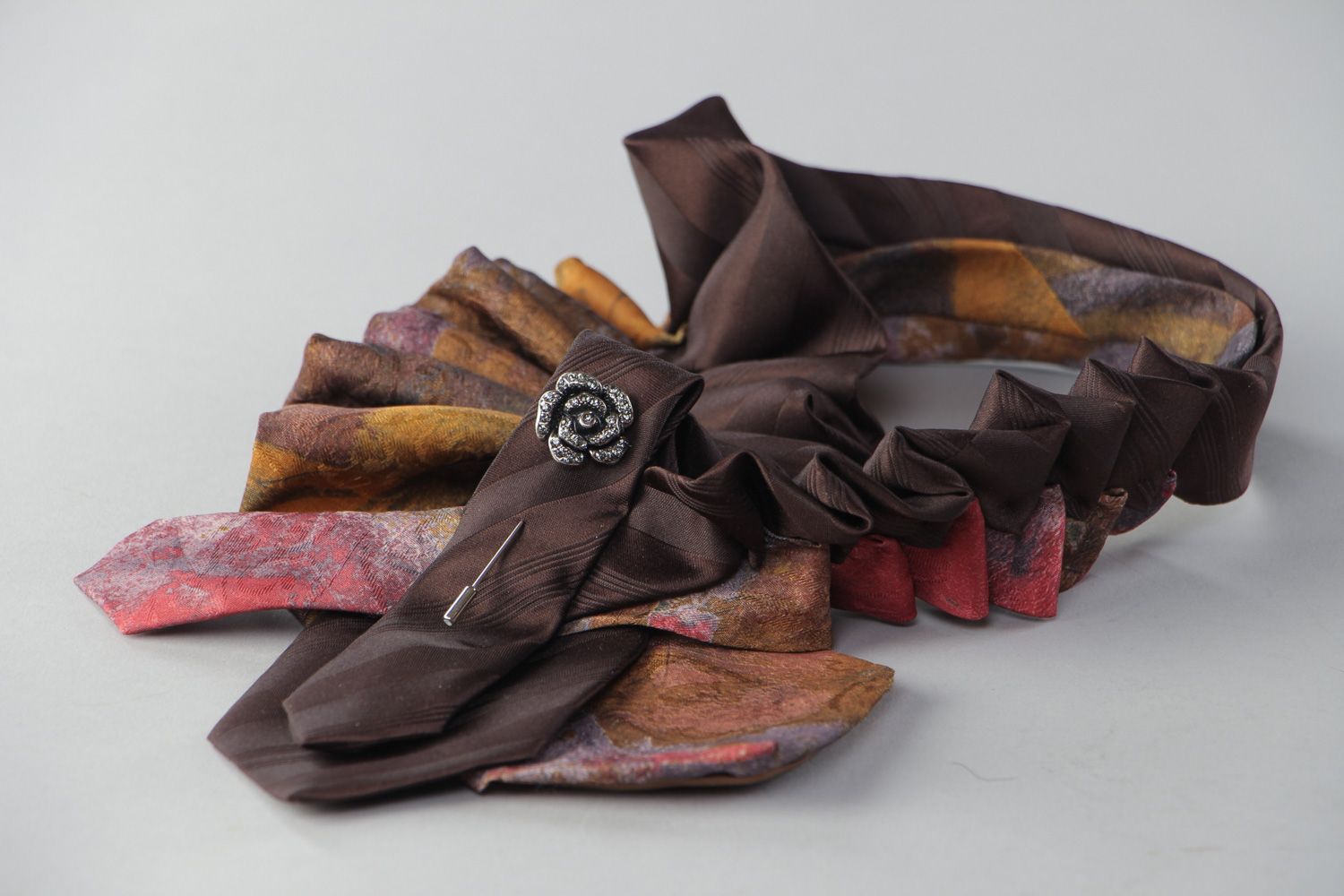 Декоративный воротник из ткани пошитый из мужских галстуков ручной работы женский фото 3