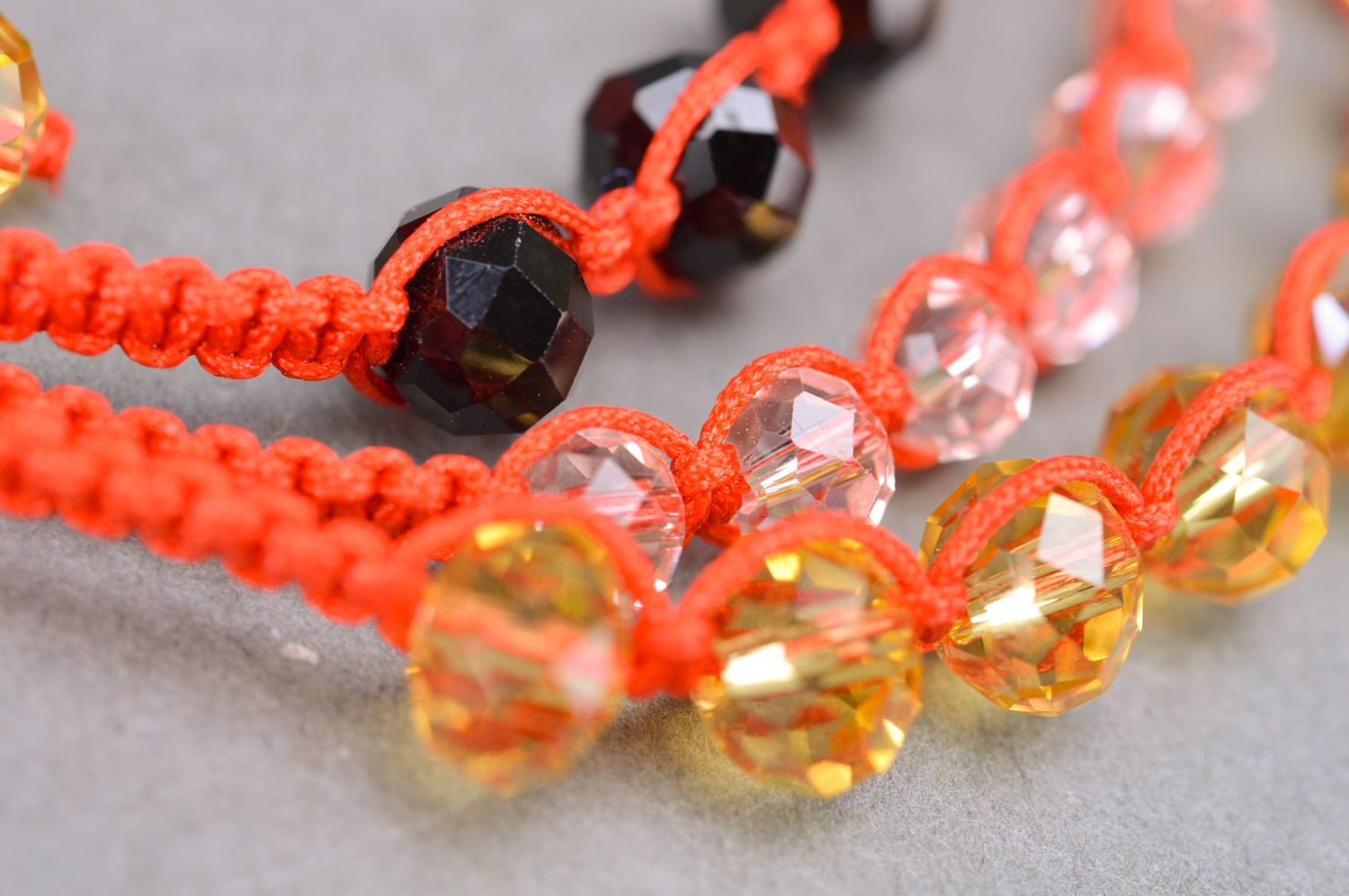 Trois bracelets tressés de fils rouges et perles fantaisie faits à la main photo 4