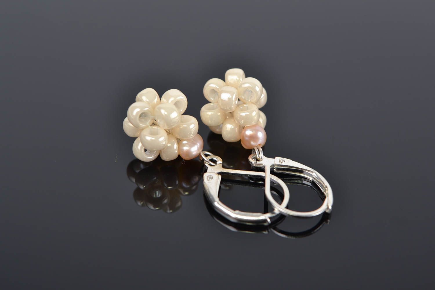 Boucles d'oreilles pendantes Bijou fait main blanches perles Cadeau femme photo 1