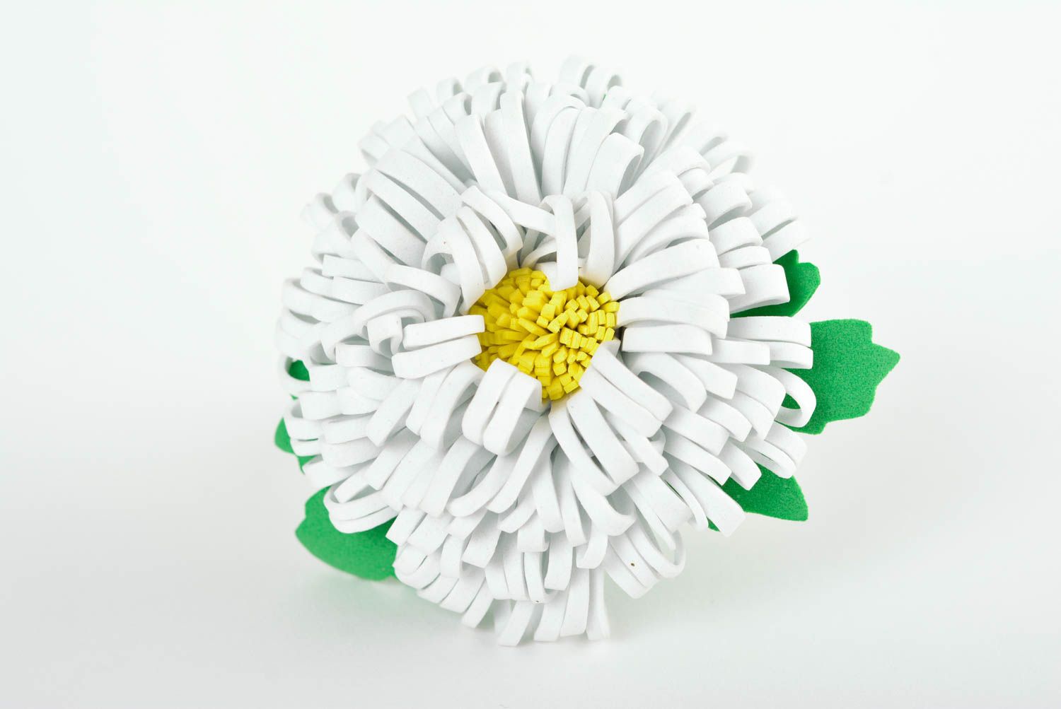 Белая ромашка брошь ручной работы цветок из фоамирана брошь цветок изящный фото 2