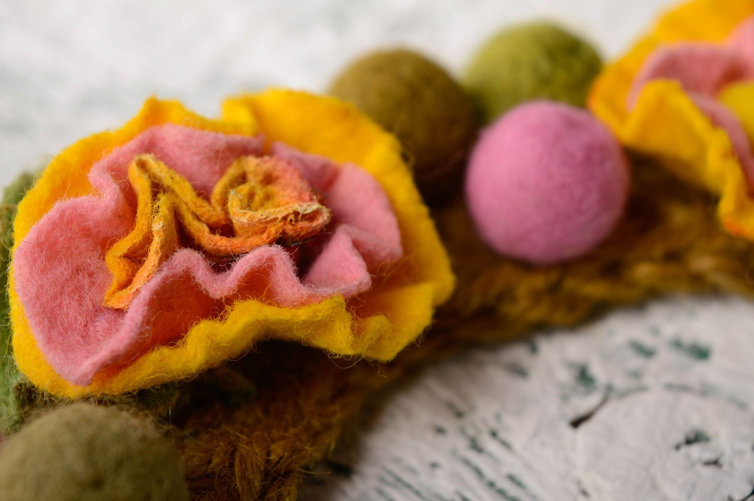 Collier tricoté fait main avec fleurs photo 4