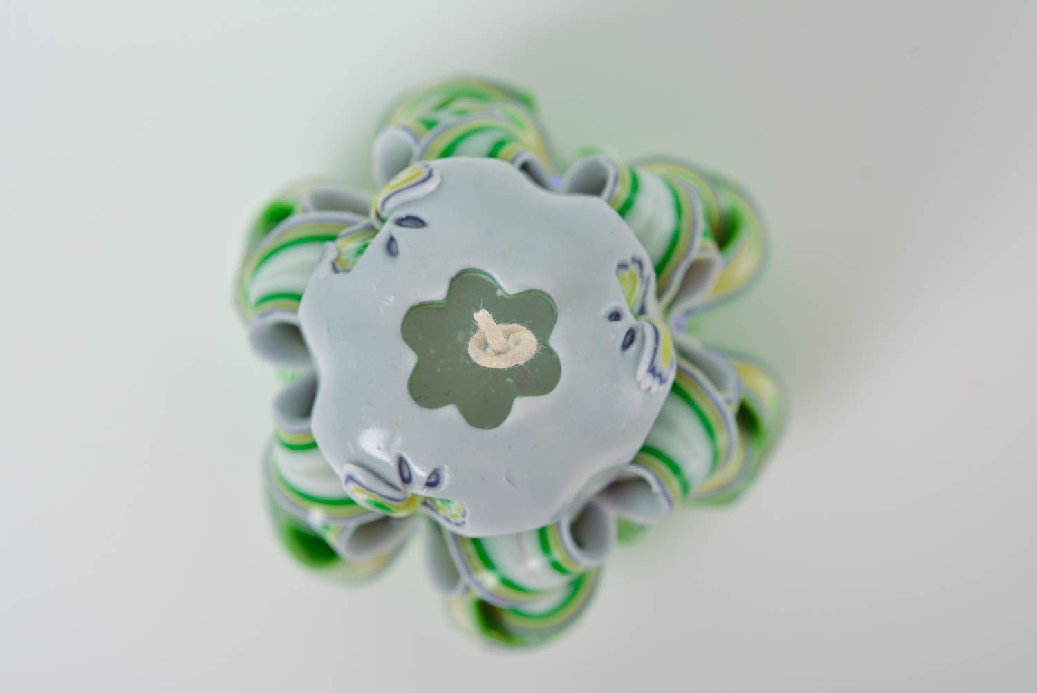 Vela de parafina hecha a mano tallada en todos verdes elemento decorativo foto 3