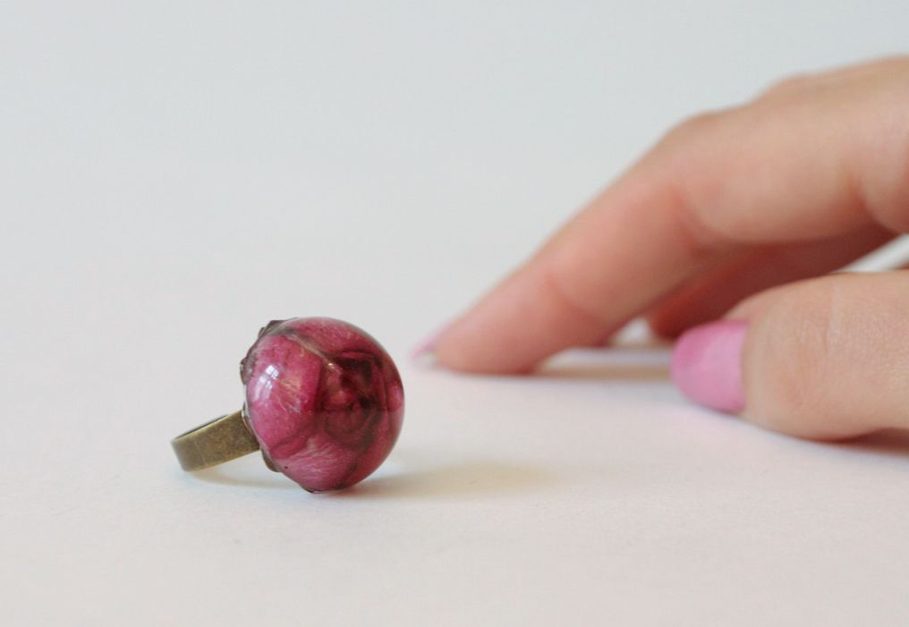 Anel de metal decorado com um botão de rosa natural solidificado em resina epóxi foto 4