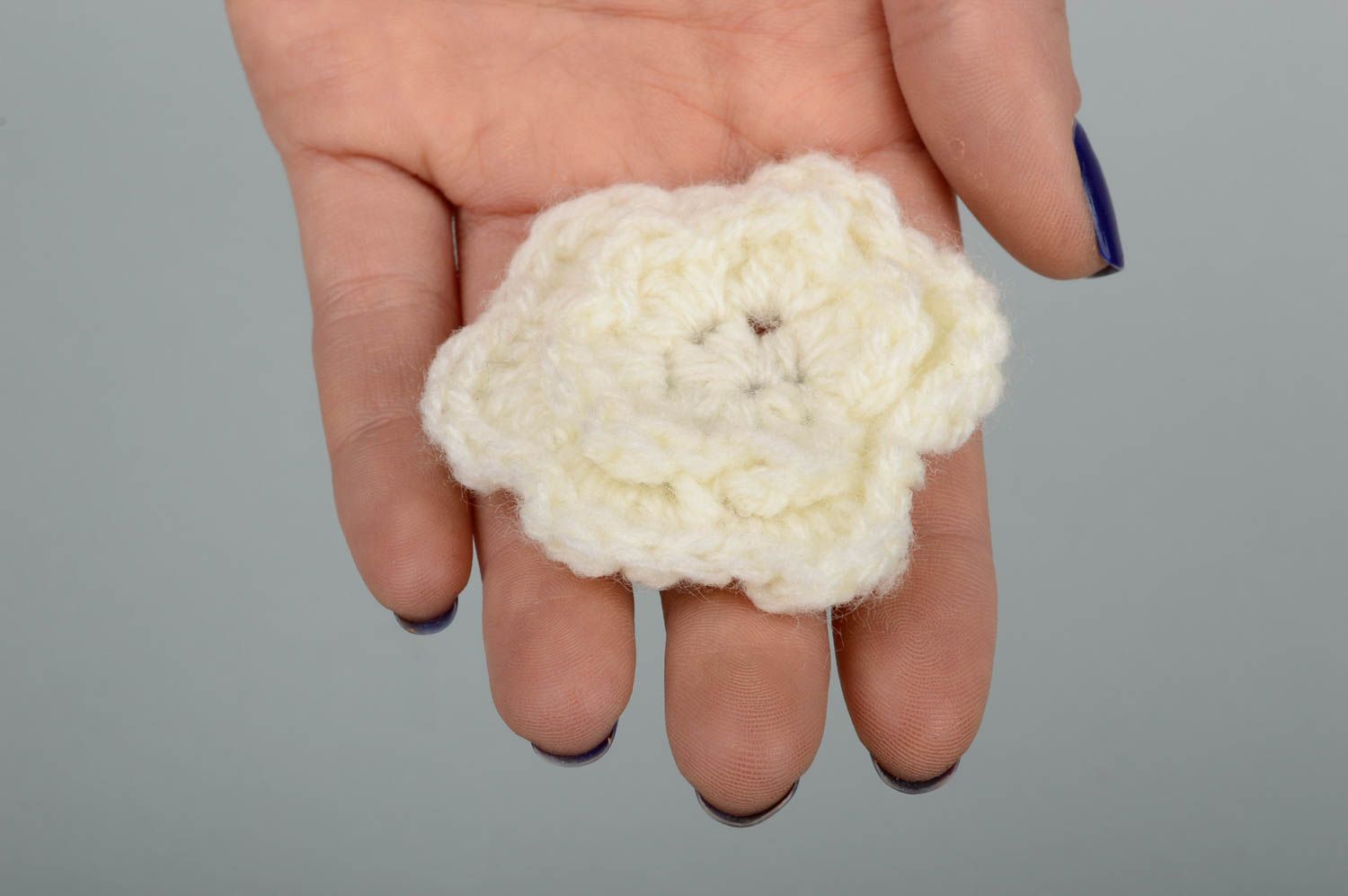 Pinza para el pelo con flor hecha a mano accesorio a crochet regalo original foto 1