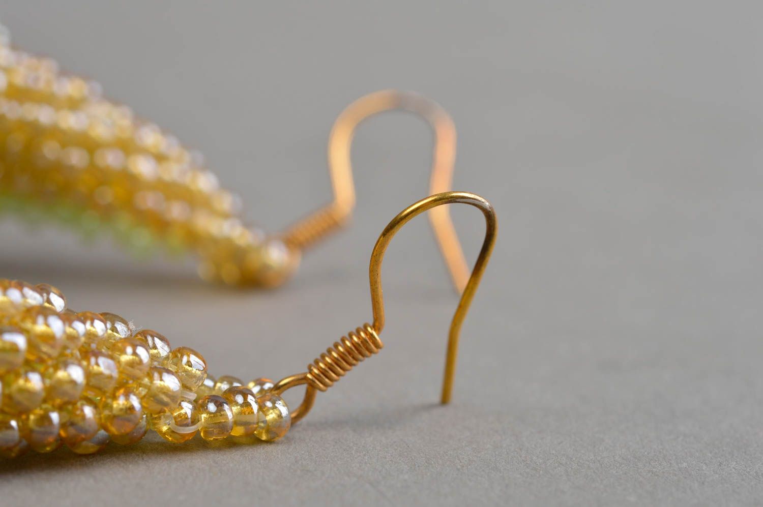Helle handgemachte Ohrringe aus Glasperlen und Perlen für echte Lady modisch  foto 4