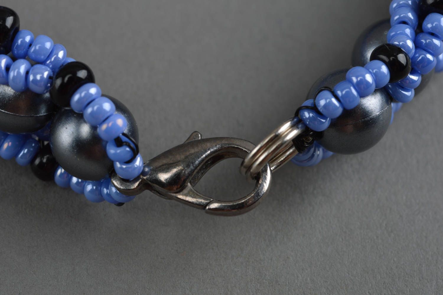 Bracelet en perles de rocaille et perles fantaisie fait main bleu gris original photo 4
