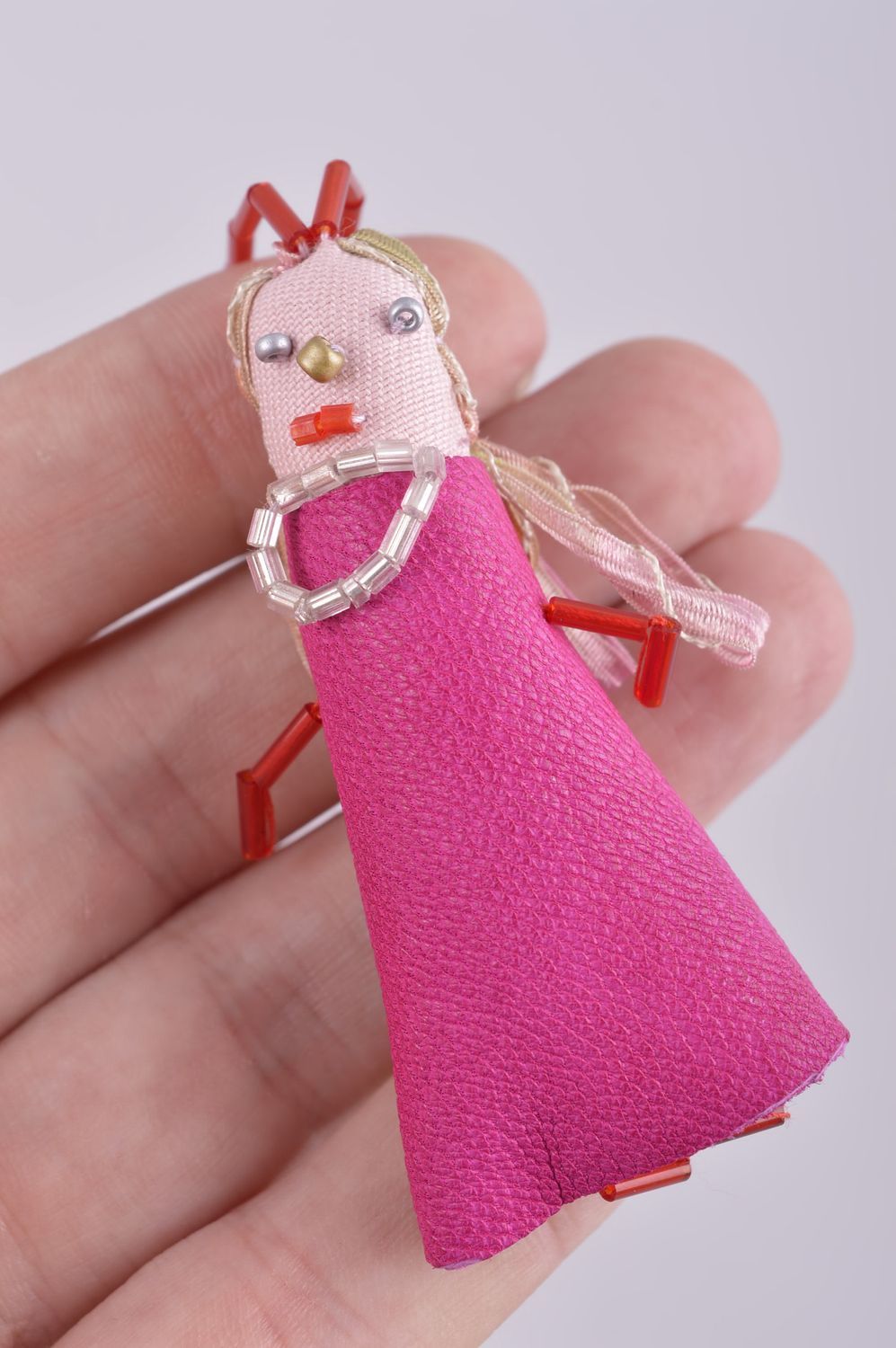 Porte-clés en cuir fait main Porte-clefs poupée rose Accessoire original photo 4