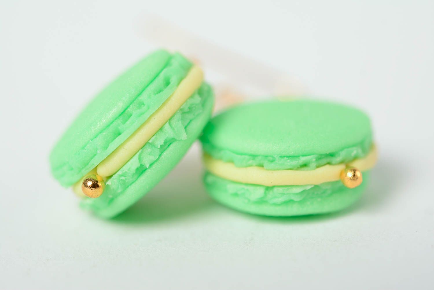 Hellgrüne originelle Damen Macarons Ohrringe aus Polymerton Handarbeit foto 2