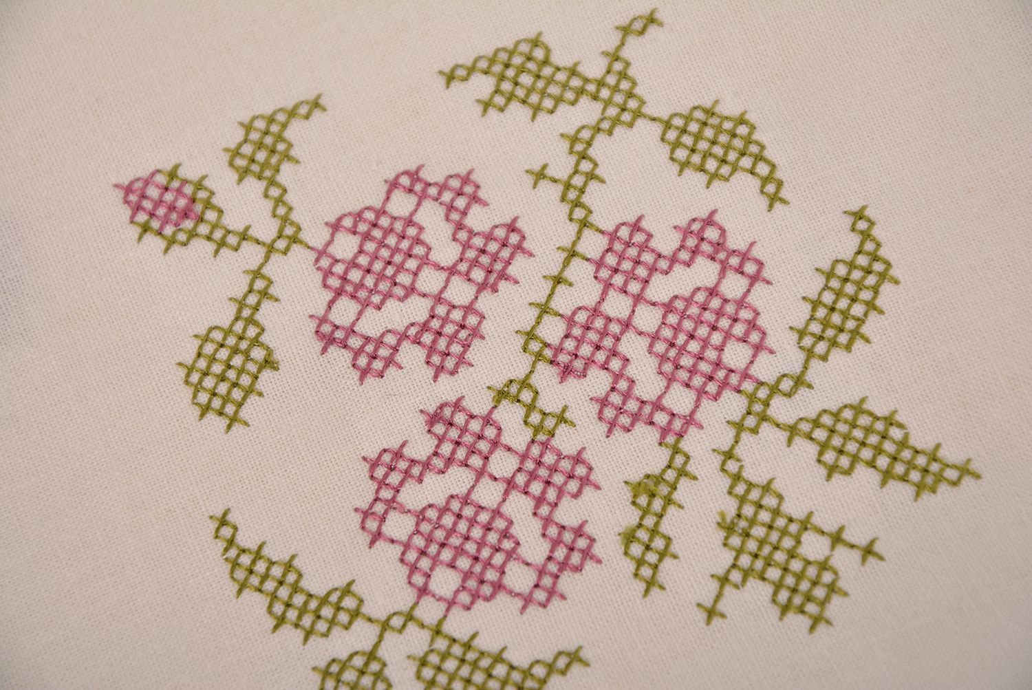 Serviette de table blanche en tissu de coton faite main brodée Fleurs roses photo 5