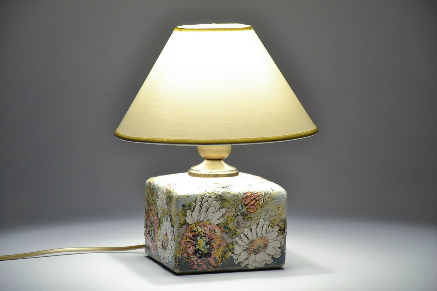 Lampe de chevet faite main d'argile 'Marguerites' photo 1