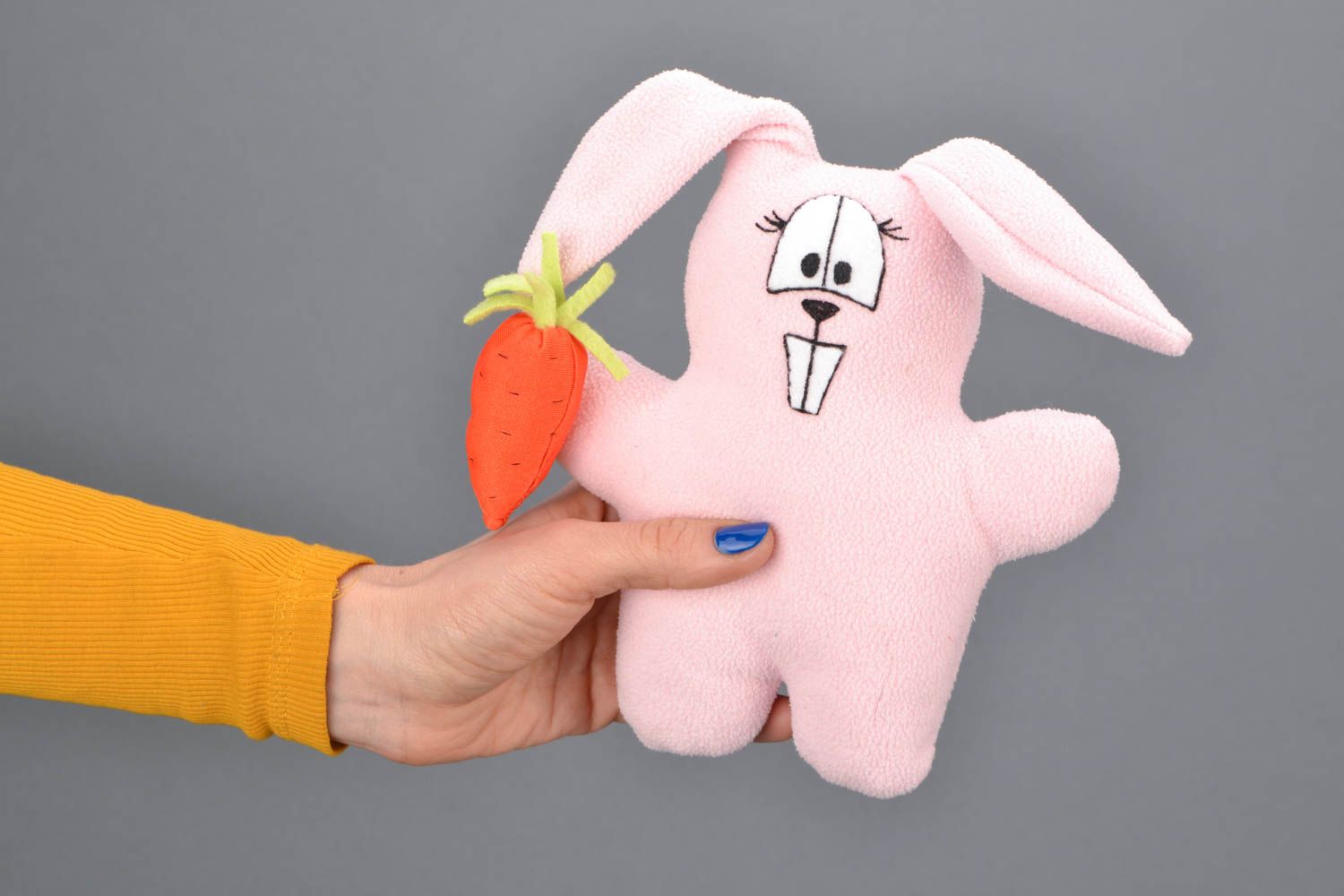 Juguete de tela Conejo rosado con zanahoria foto 1