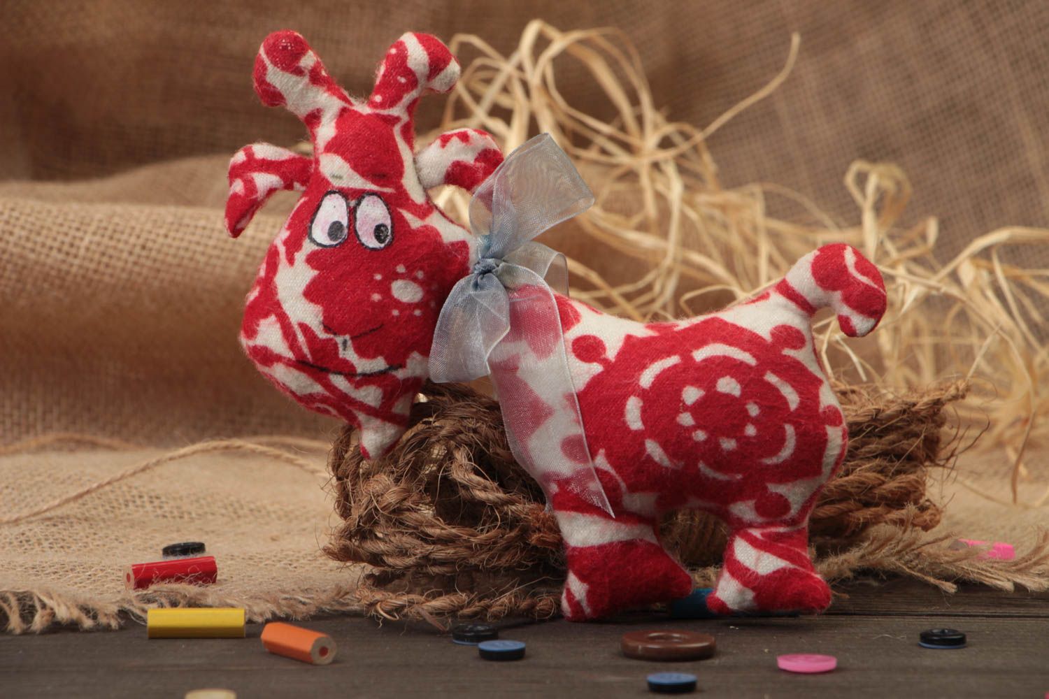 Juguete de tela artesanal para niños cosido a mano con forma de cabra con lazo foto 1