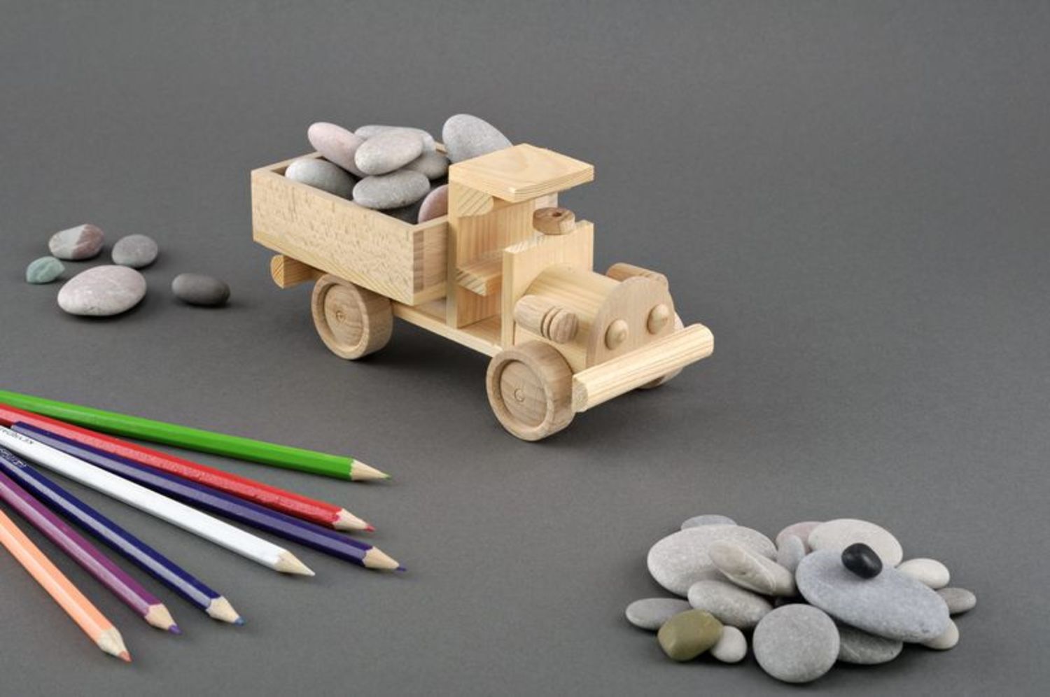 Caminhão de brinquedo de madeira foto 1