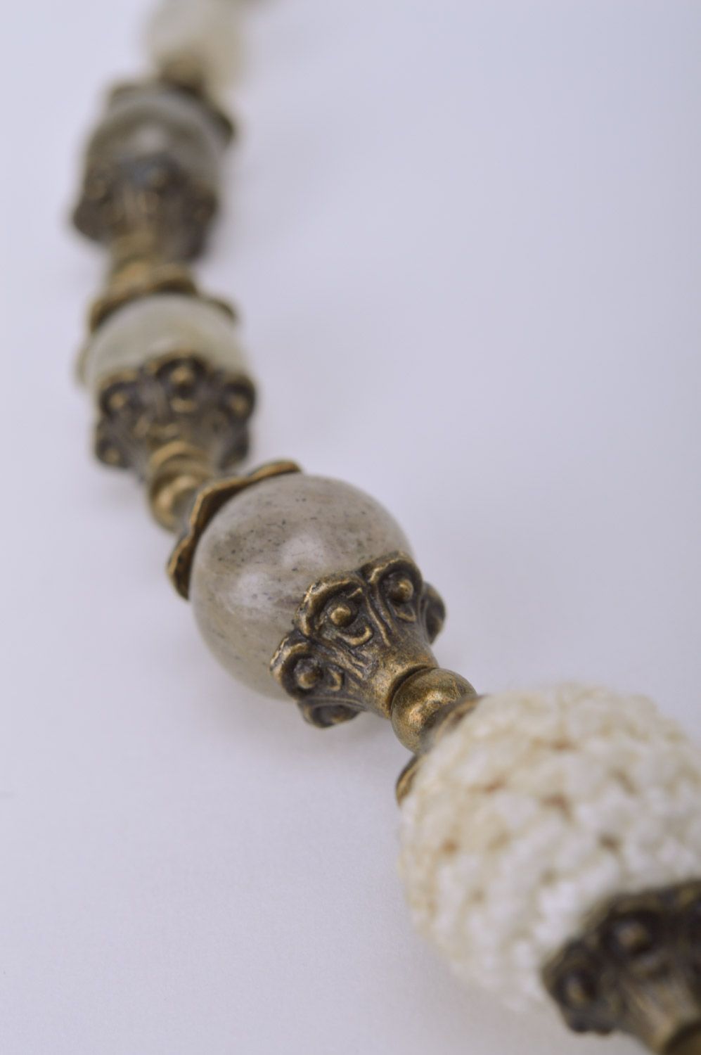 Handmade gehäkeltes langes Collier aus Stoff und Kugeln für kreative Damen foto 5