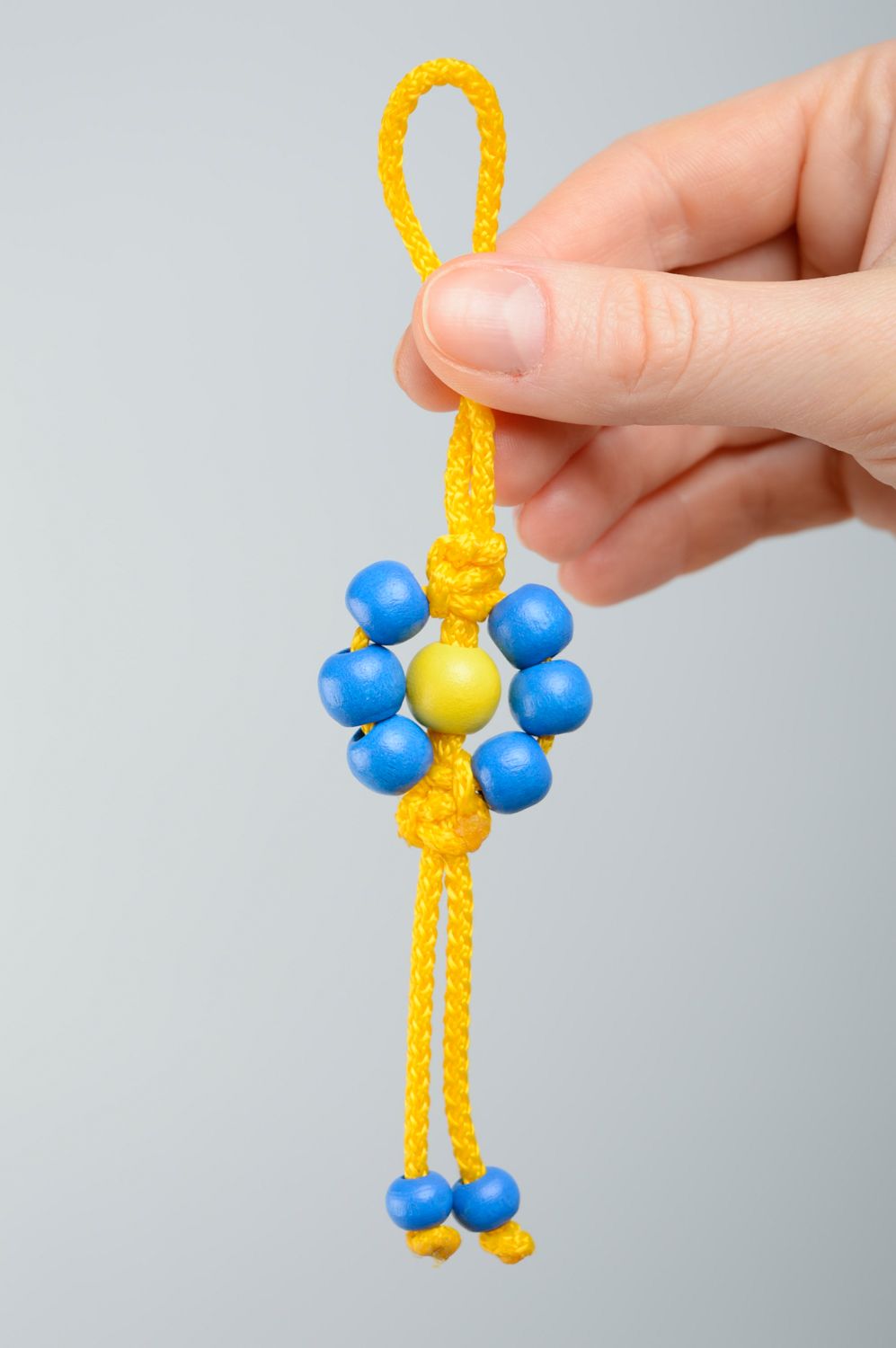 Porte-clefs tressé à la main en cordon ciré et perles en bois étroit jaune bleu  photo 3