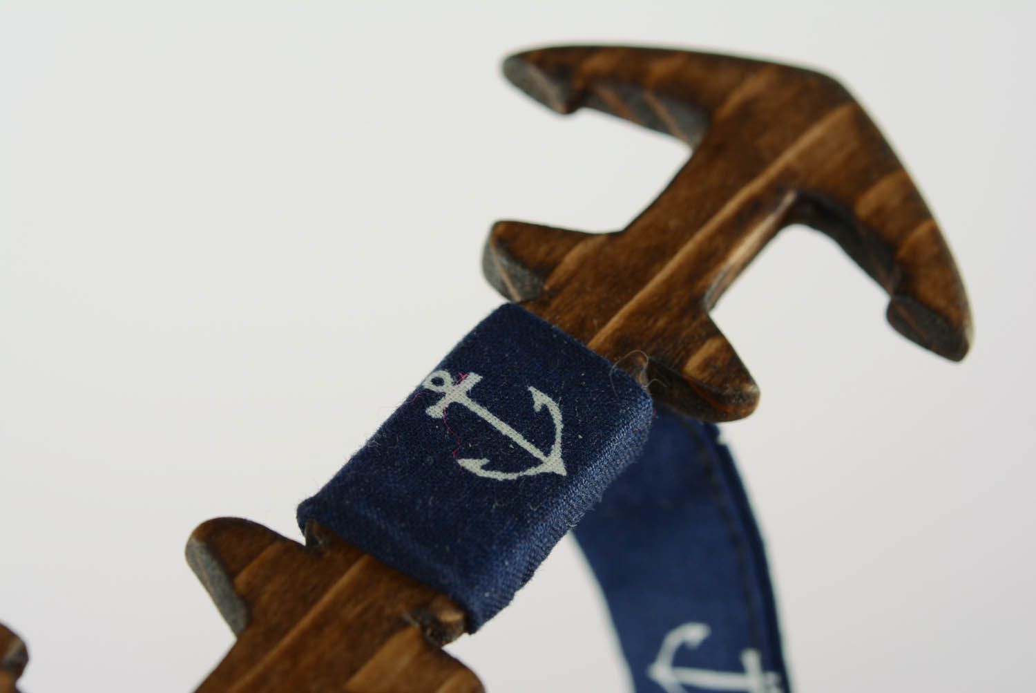 Gravata borboleta de madeira na forma de uma âncora foto 4