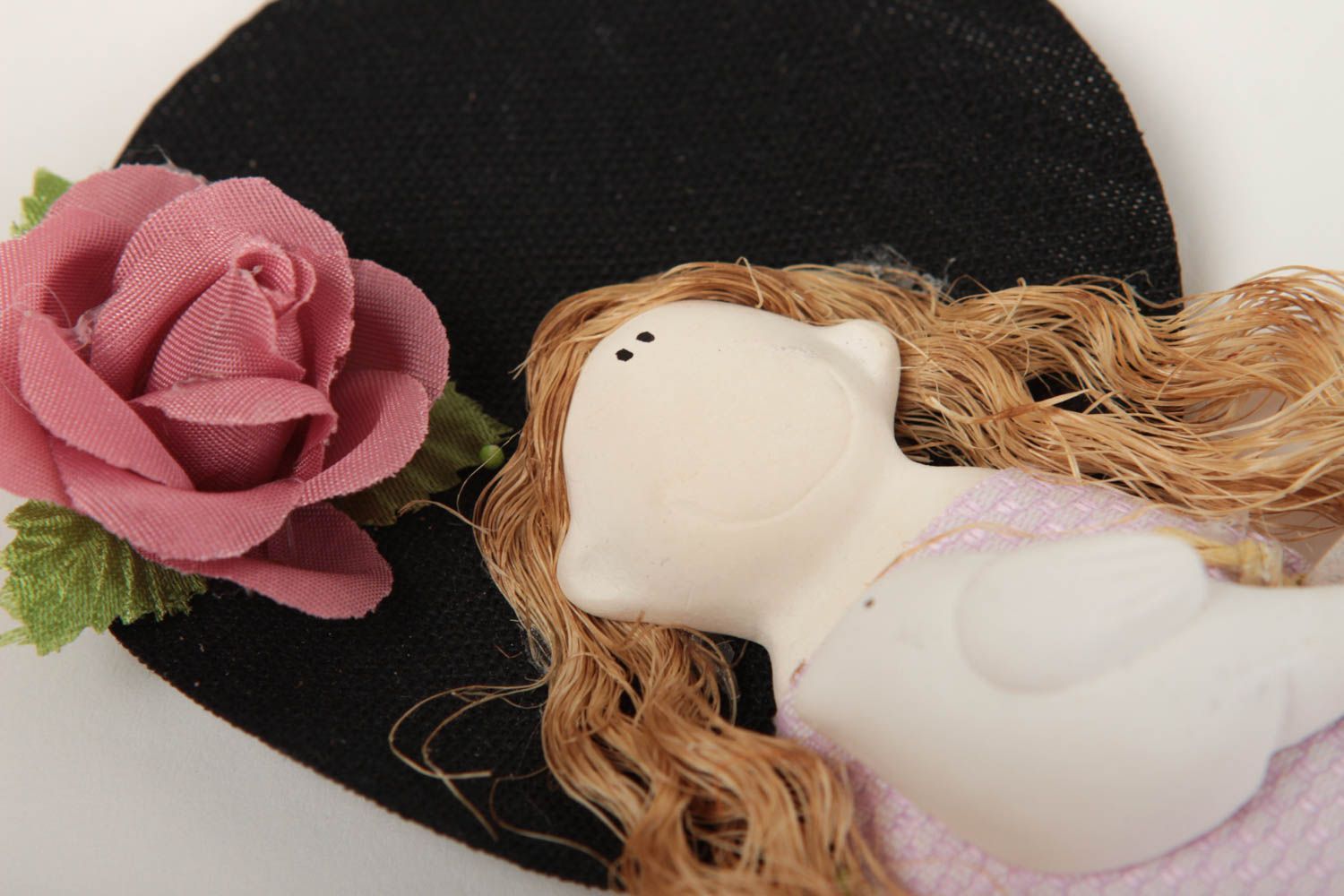 Figurine poupée faite main Déco à suspendre chapeau noir Déco murale originale photo 3