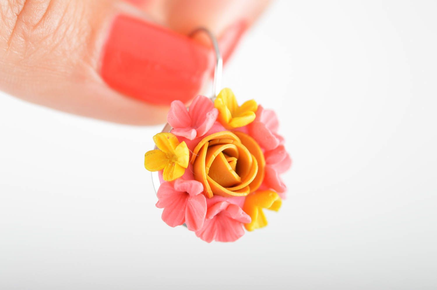 Серьги цветы из полимерной глины яркие розовые с желтым стильные ручной работы фото 3