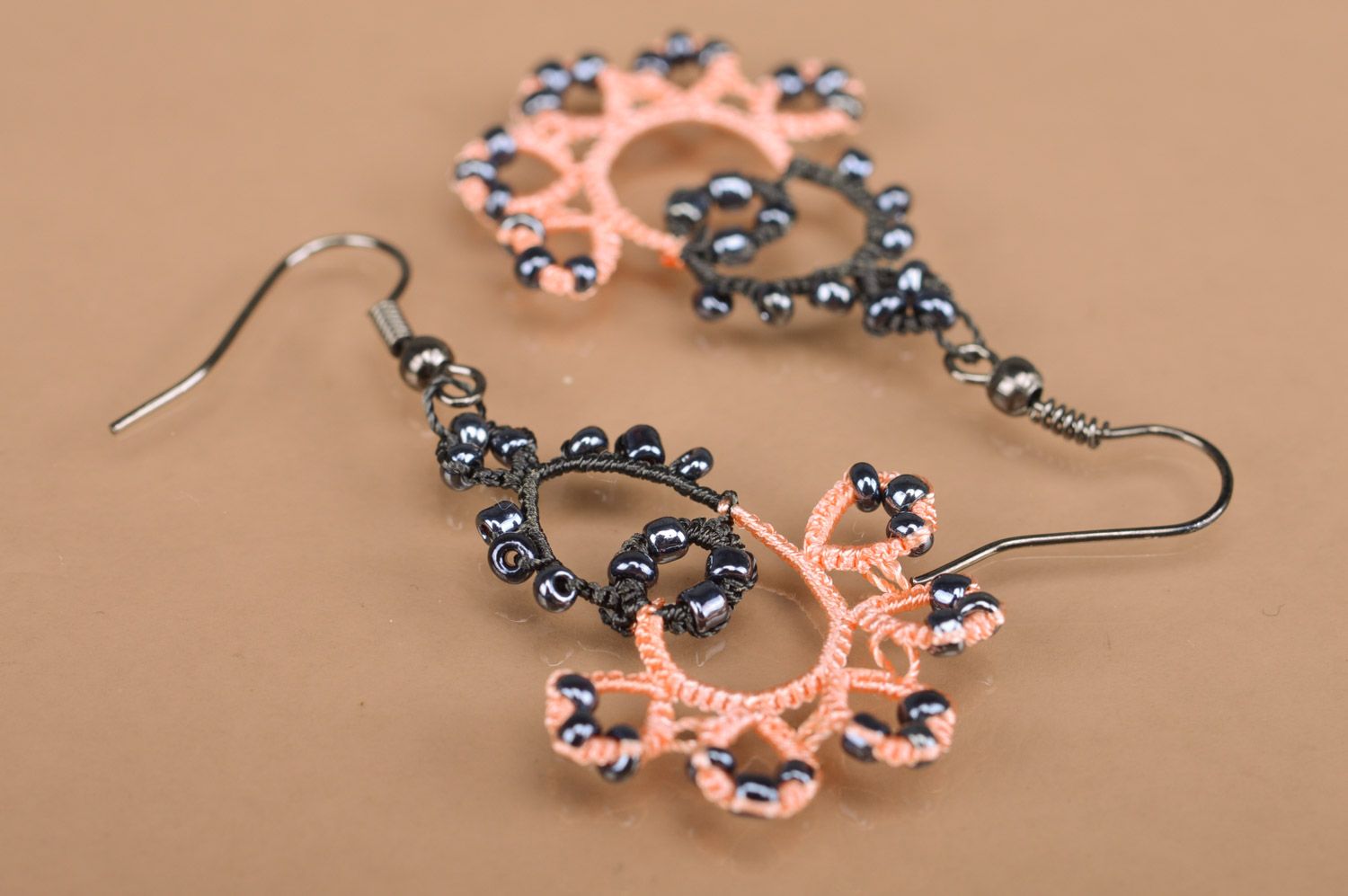 Hand woven bright evening tatting woven earrings of black and pink colors photo 4