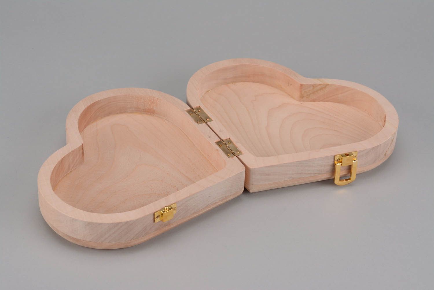 Boîte en bois brut en forme de coeur photo 3
