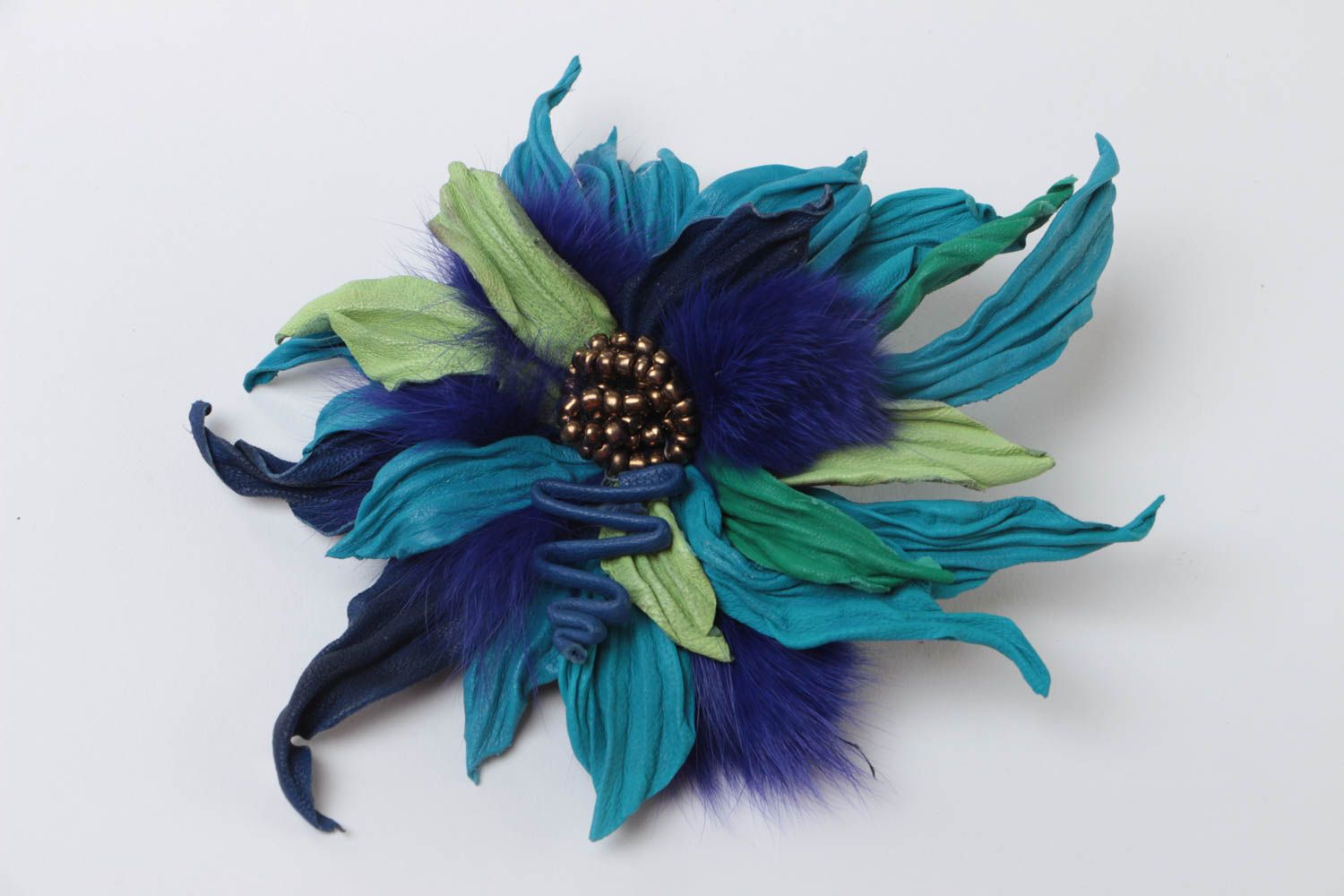 Брошь-заколка из натуральной кожи ручной работы в виде объемного синего цветка фото 2