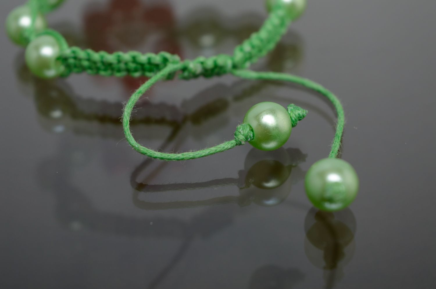 Bracelet fait main de lacet ciré avec perles d'argile technique de macramé photo 4