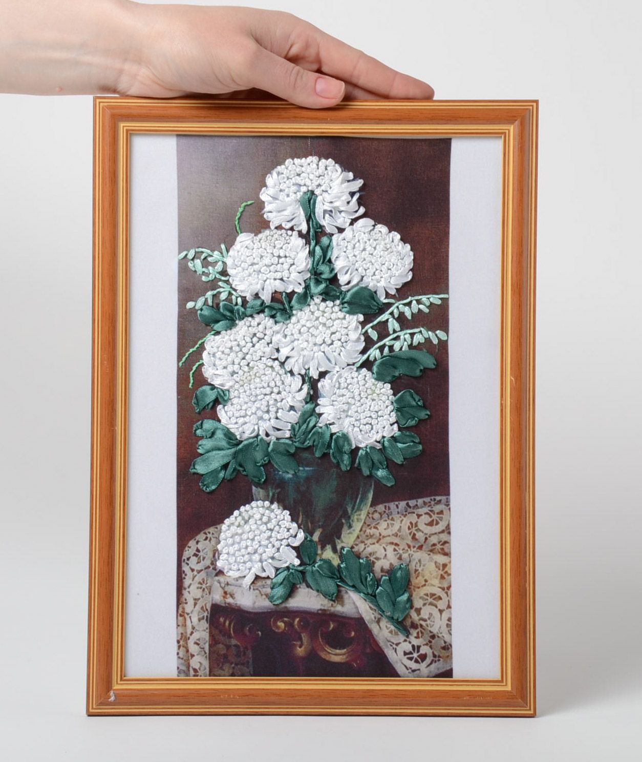 Cuadro bordado con flores de raso claro en marco de plástico artesanal foto 5