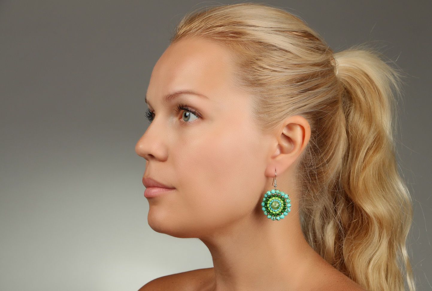 Boucles d'oreilles fait main avec perles de rocailles et turquoise  photo 4