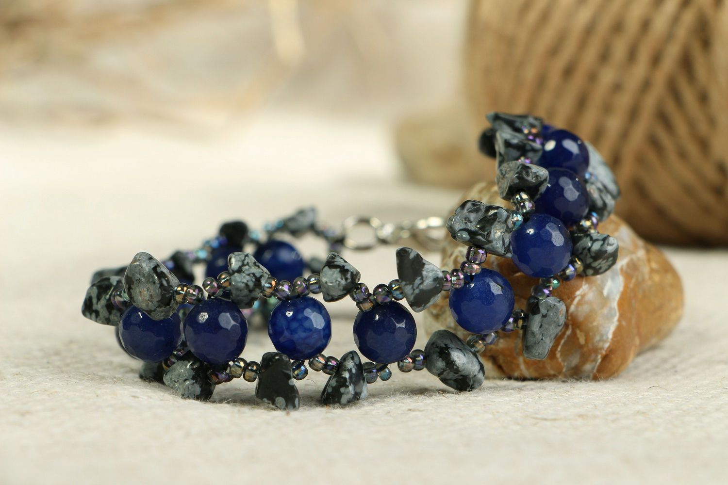 Bracelet design réalisé en obsidienne et lapis-lazuli  photo 1