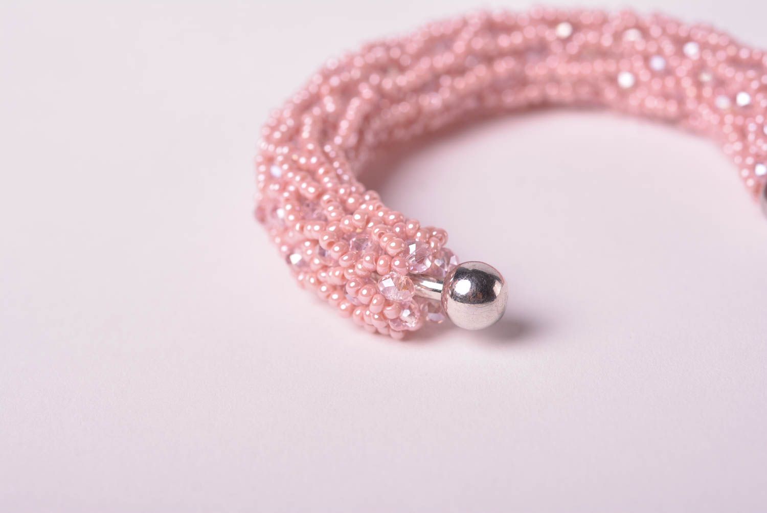 Браслет из бисера хэнд мэйд модный браслет розовый светлый украшение из бисера фото 4