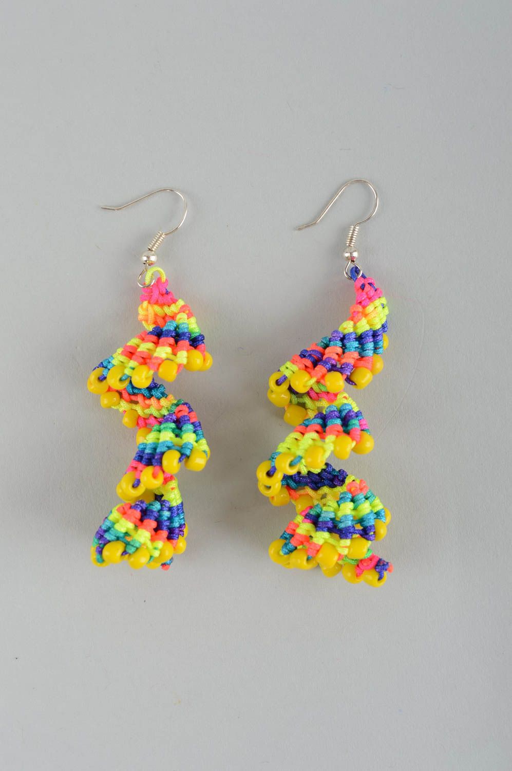 Boucles d'oreilles pendantes Bijou fait main tricotées multicolores Cadeau femme photo 2