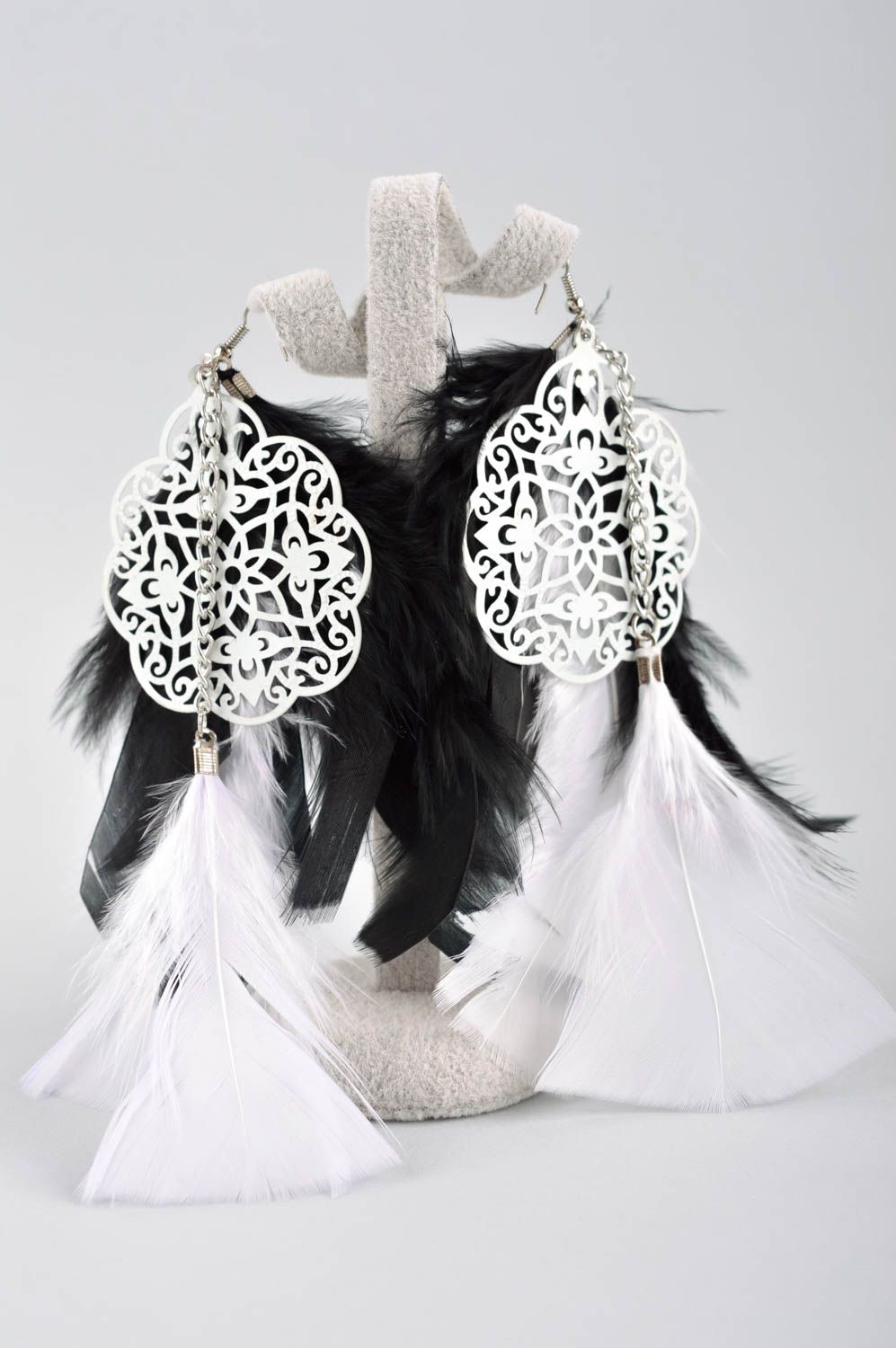Boucles d'oreilles plumes noir blanc Bijou fait main design Cadeau femme photo 2