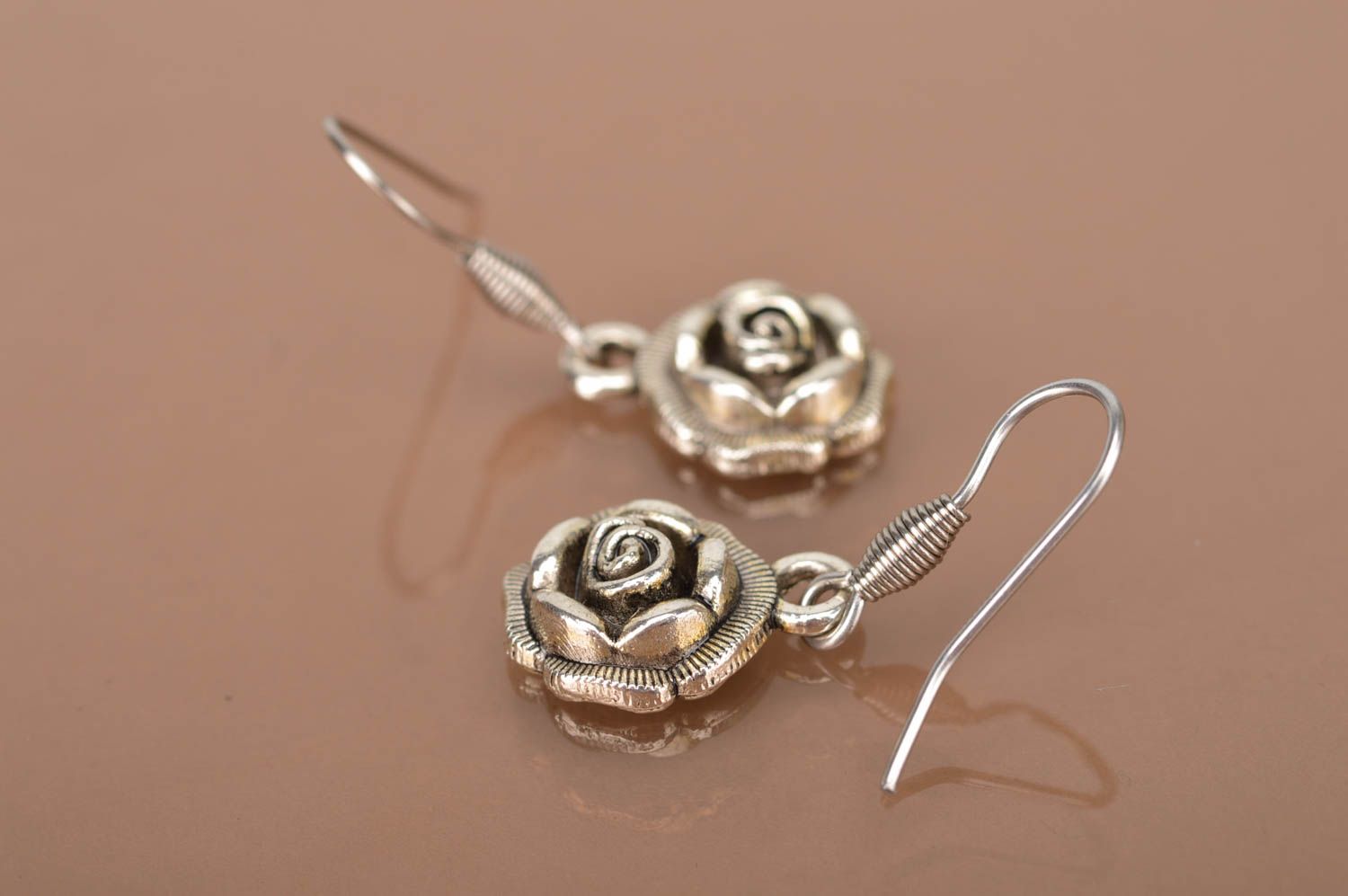 Handmade Ohrringe Rosen Metall Schmuck Accessoire für Frauen originell schön foto 5