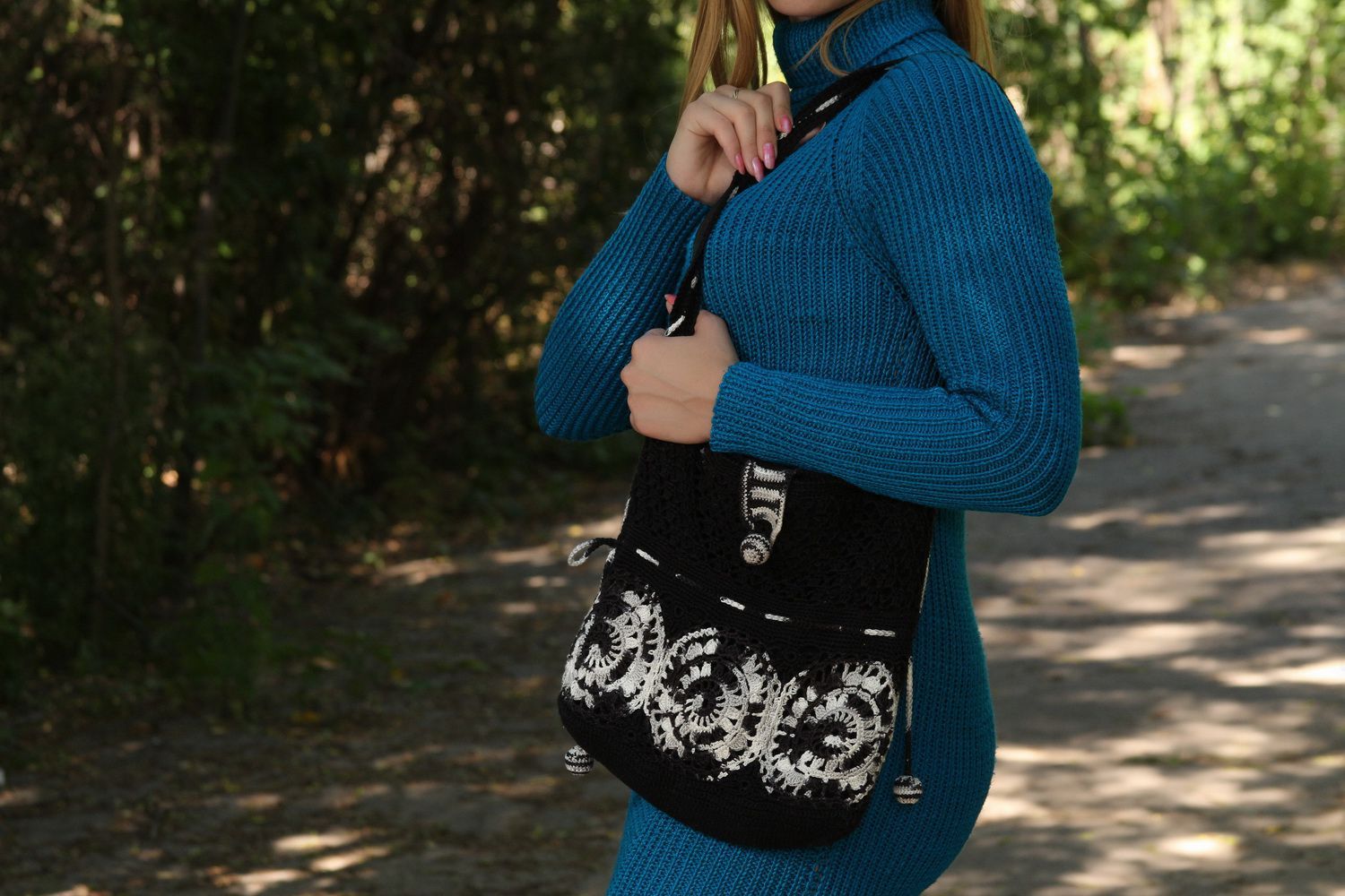 Black and white knitted bag photo 2