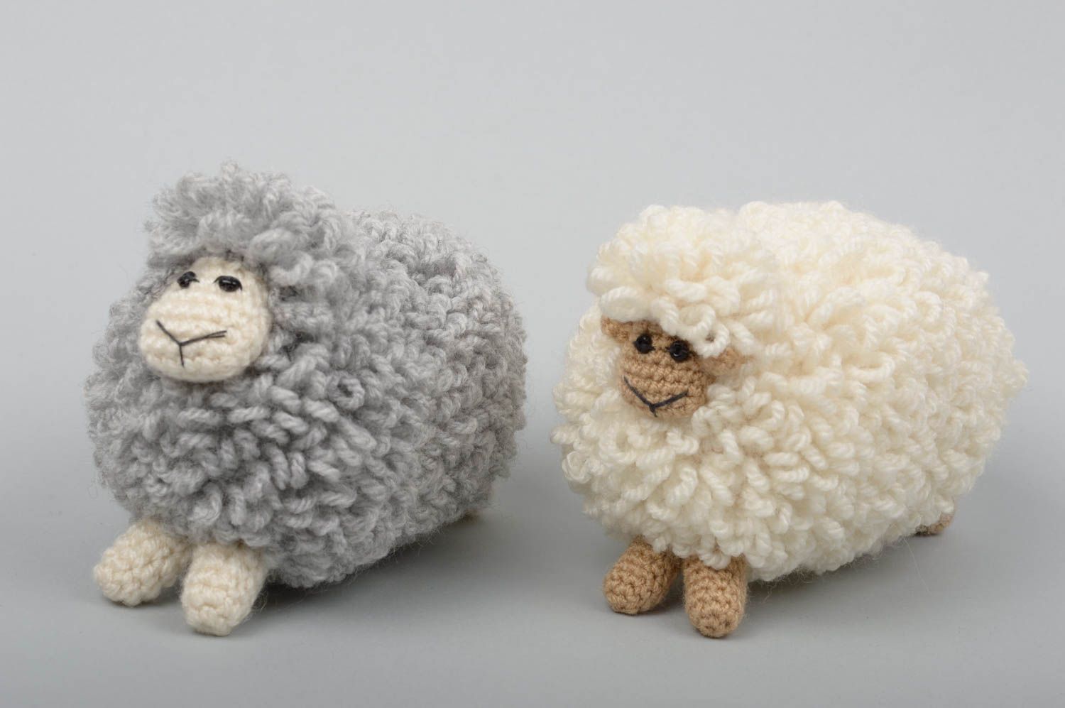 Peluches moutons faites main Jouets tricotés au crochet 2 pièces Cadeau femme photo 1