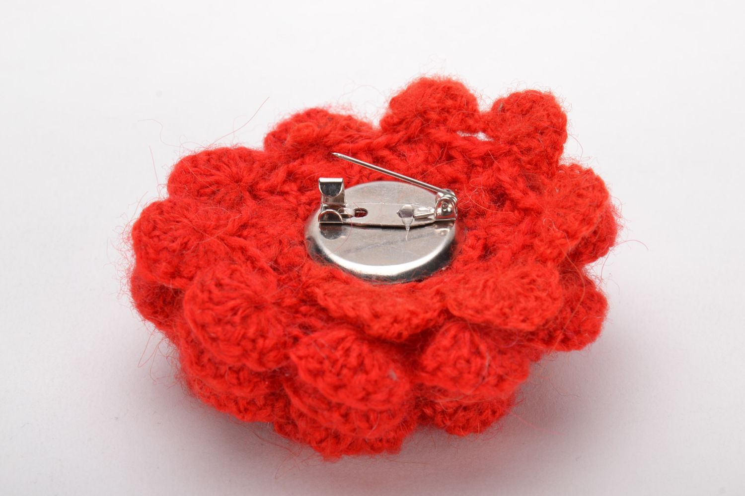 Crochet brooch in the shape of red flower photo 4