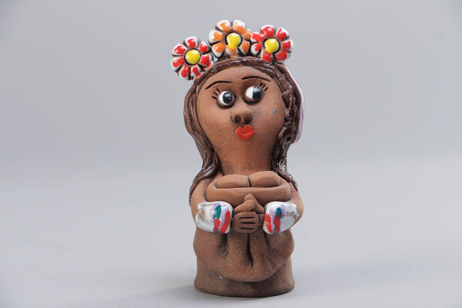 Figura artesanal de cerámica pintada a mano con acrílicos Ucraniana con corona foto 2