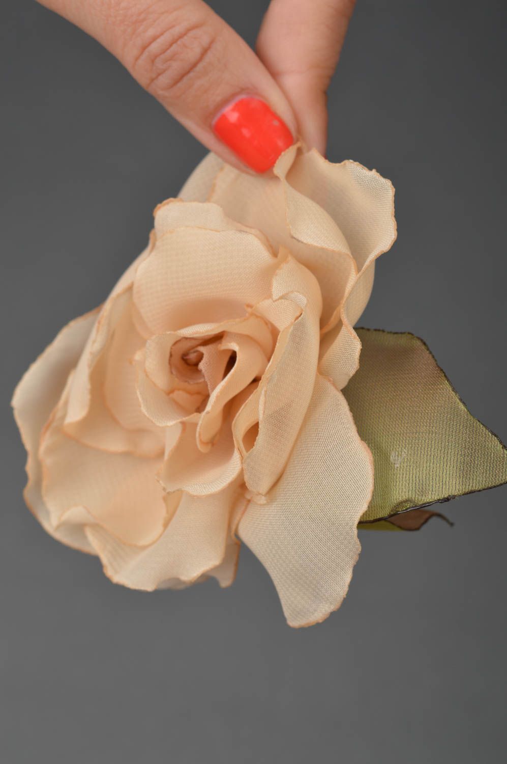 Broche artesanal pinza de pelo de tela en técnica kanzashi Rosa de color beige foto 3