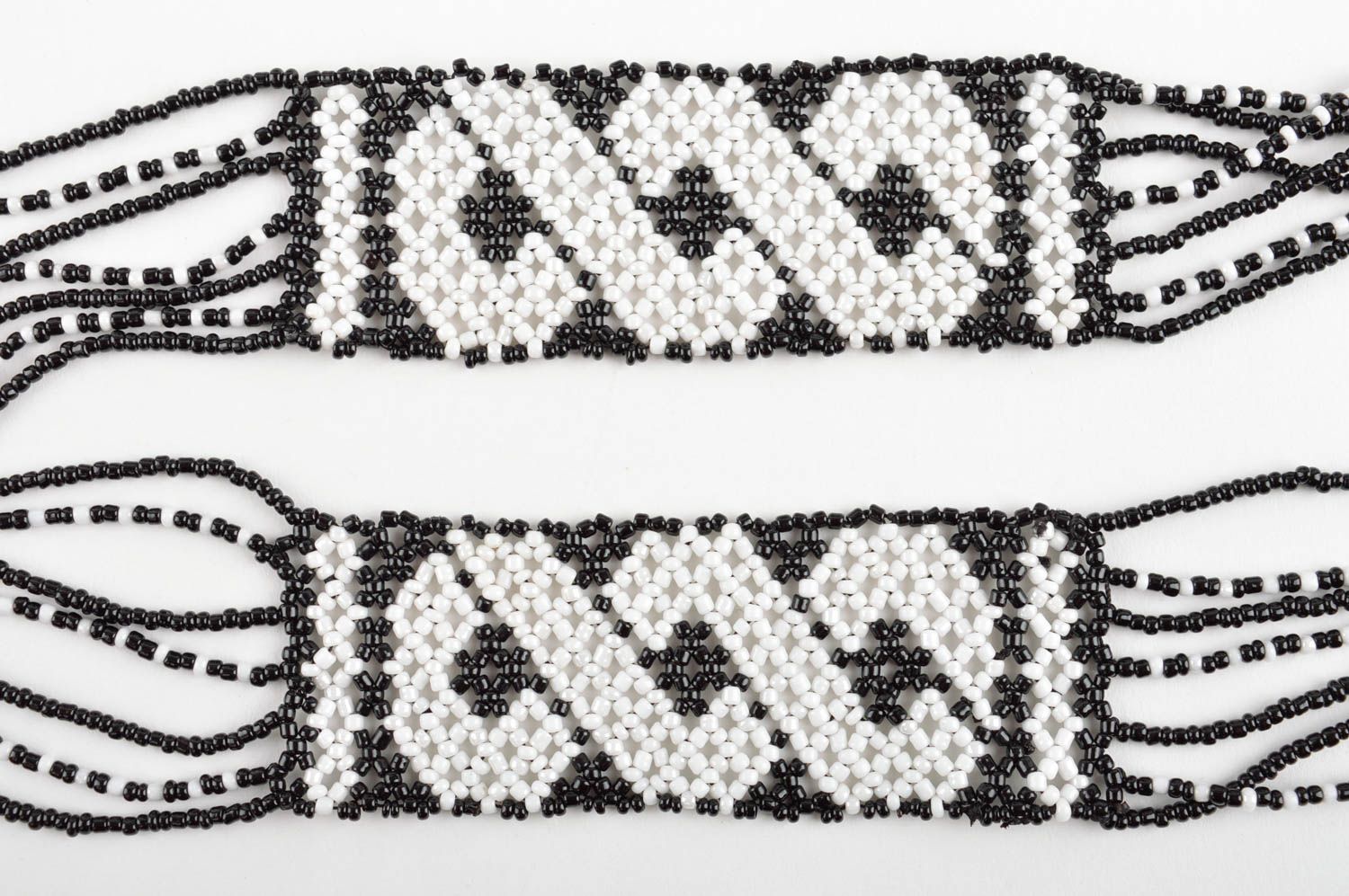 Колье из бисера украшение ручной работы гердан из бисера черный с белым фото 5