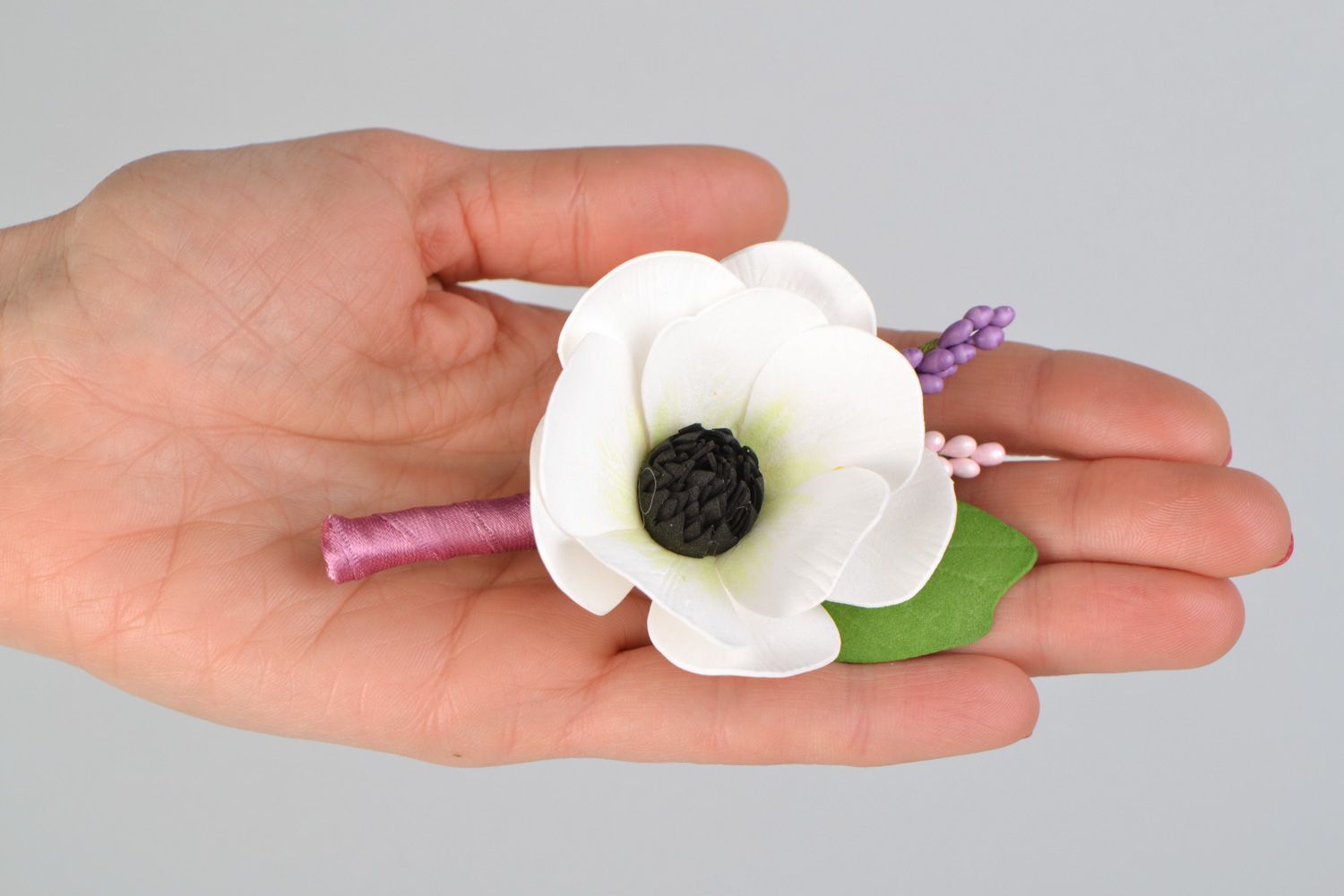 Boutonnière de mariage fleur en foamiran faite main design Anémone blanche photo 2