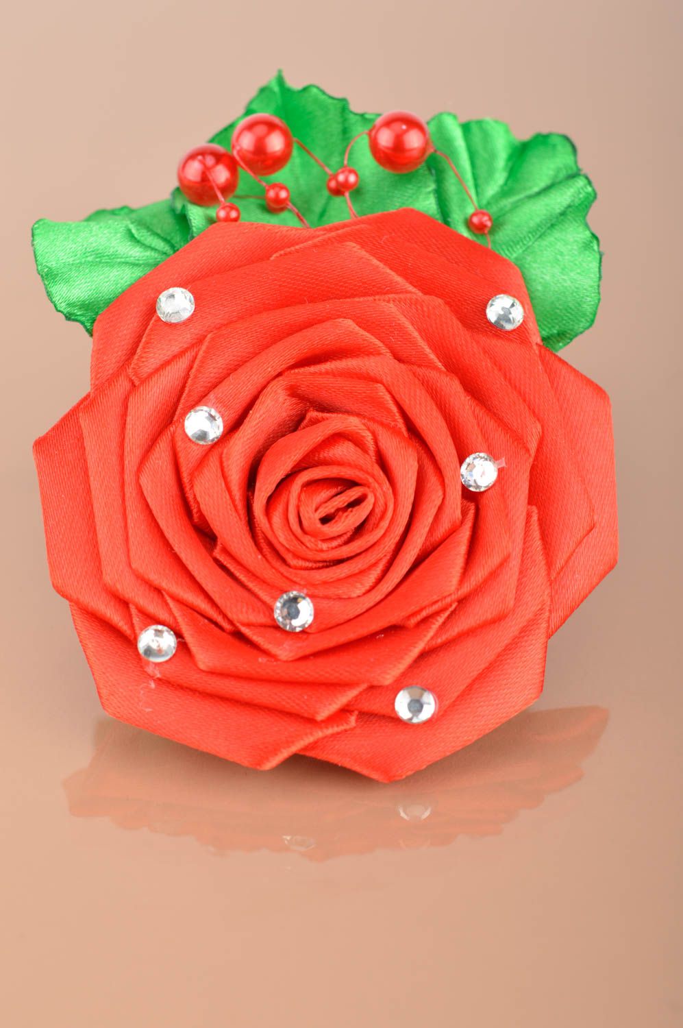 Резинка для волос с цветком ручной работы в виде розы из ленты со стразами фото 2