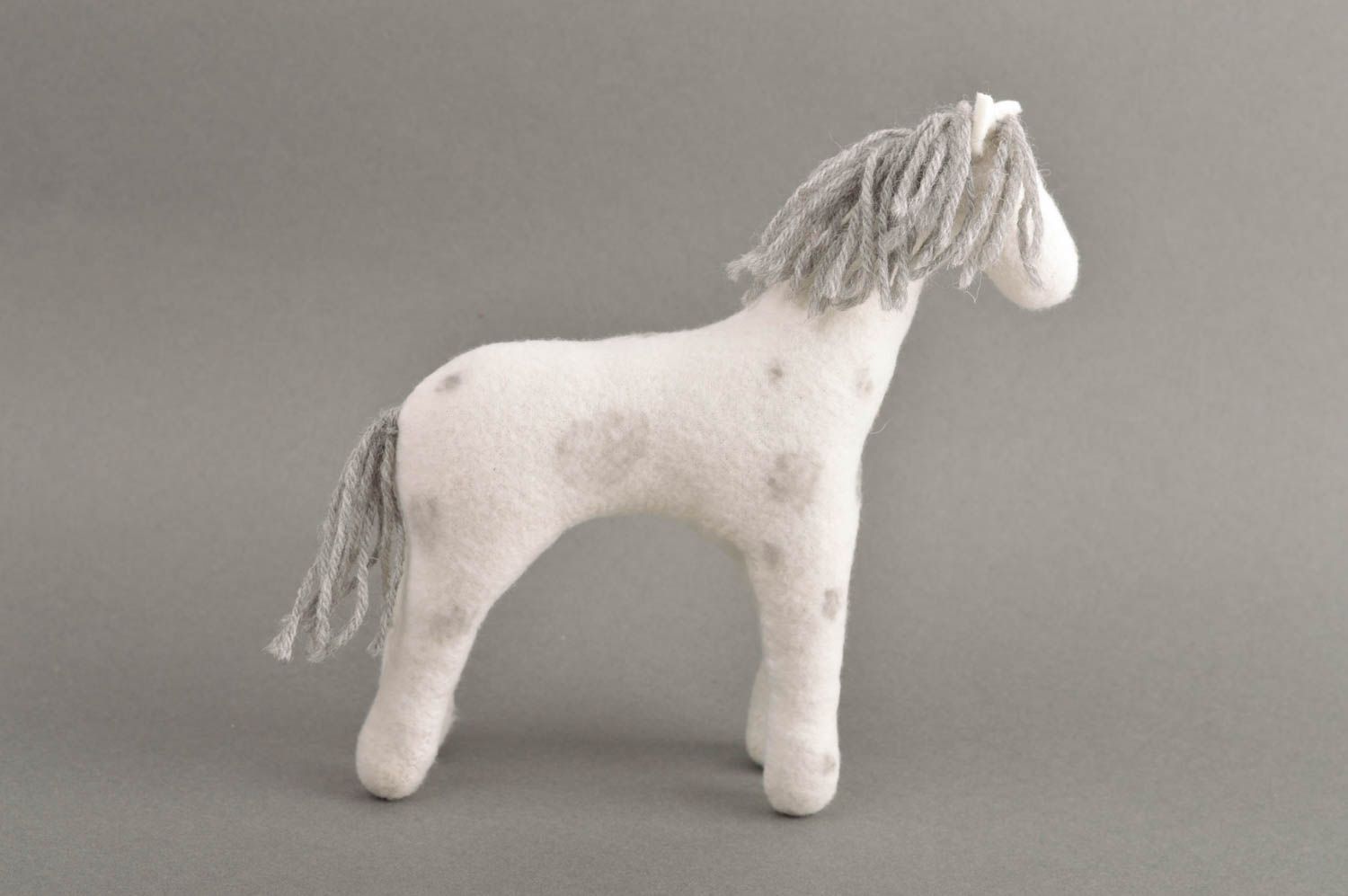 Peluche cheval blanc Jouet fait main en laine feutrée original Cadeau enfant photo 4