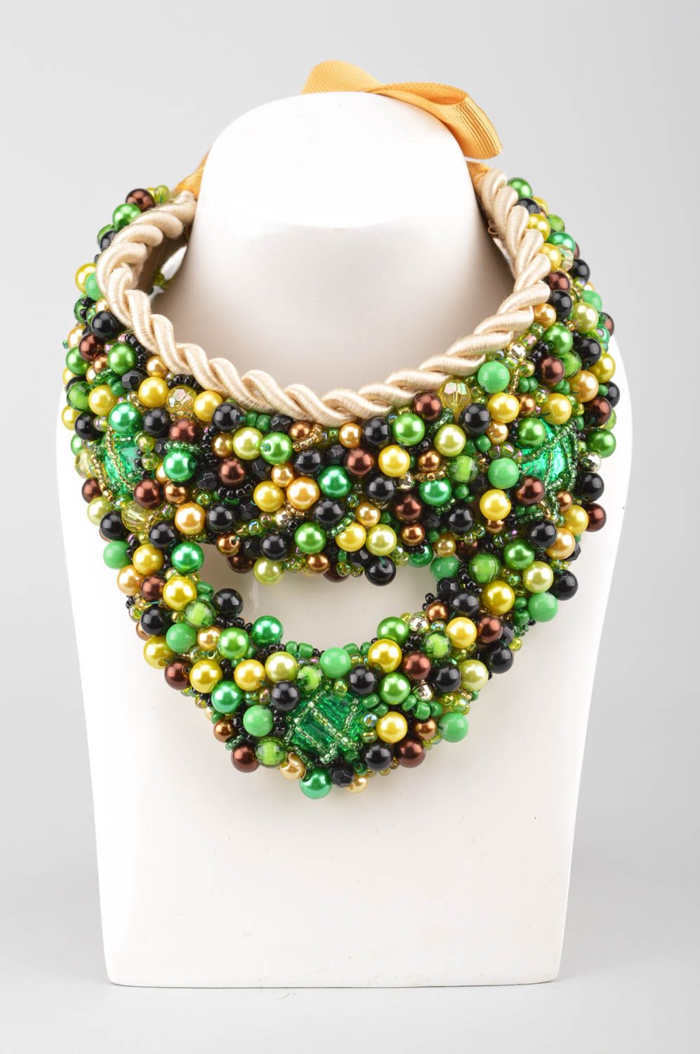 Зеленое ожерелье из бисера и бусин на репсовой ленте ручной работы нарядное фото 1